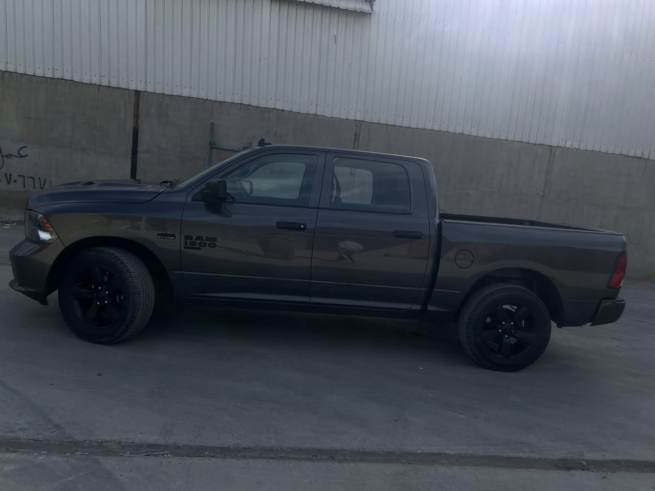 السلام وعليكم دوج رام كلاسك باب طويل بدي قصير موديل 22
السياره وارد كنده ضربته باب وجاملغ الراكب بدون يرباك 
مواصفات عاليه بدون فتحه 
ممشه السياره ٦٠ الف كيلو 
محرك ٥٧٠٠ فور ويل 
السياره جاهزه 
الرقم اربيل بسمي مكان بغداد 
مطلوب بل سيارع ٢٤٠وبيه مجال 
رقمي 
***********
