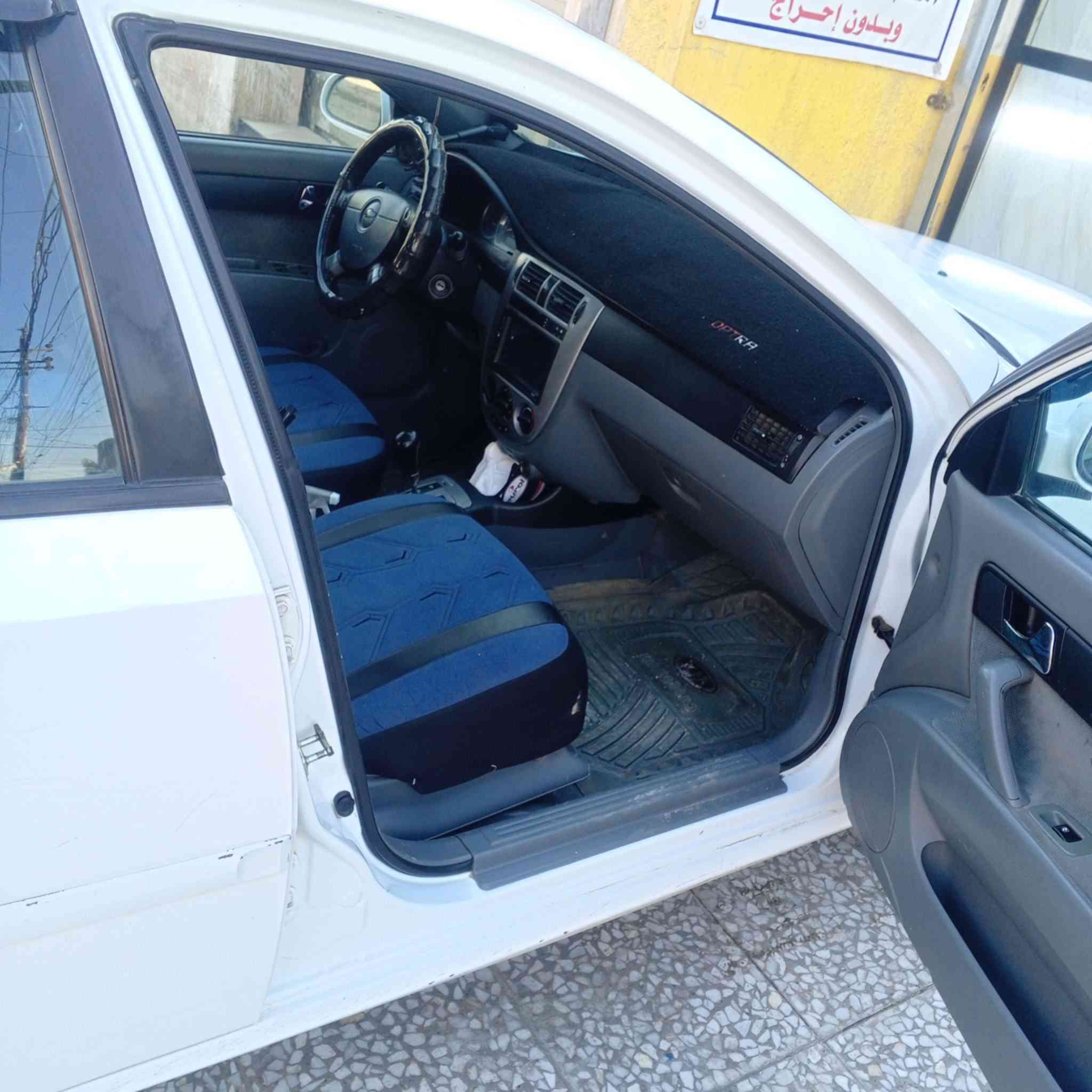 السلام عليكم سياره ابوبتره للبيع خصوصي سياره محرك وكير بلادي خير من الله اي نقص مابيه كامله مكمله تحويل ثاني يوم تخم تاير حديد ويل كب السياره كرهبائيات كامله كلشي شغال  بيه دوشمه كاعيه كشنات نضاف السياره مصبوغه حزام بدون ضربه قويه وبدون دواخل صدر امامي خلفي جديد مكاني بغداد الدوره وهذه رقمي***********
