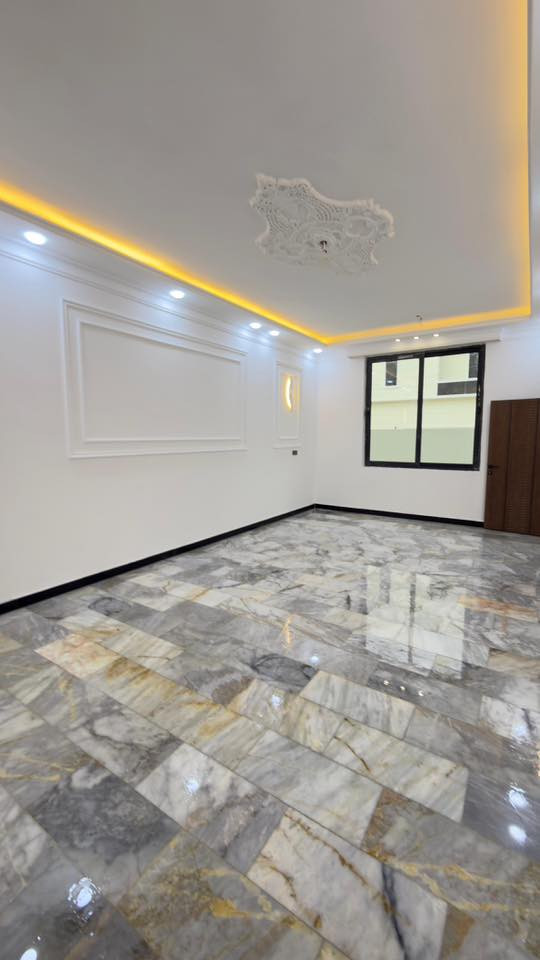 العقار #للبيع مقابل متنزه 

حي الجامعة _قرب شارع 20تجاري 
المساحة: 200 م

طابقين – بناء حديث 
واجهة 10 م × نزال 20 م

غرف نوم عدد 5 

صالتان فخمة بتصميم عصري

استقبال +مدخل
مطبخ حديث بتجهيز كامل
كراج سيارة
مجموعات صحية عدد 3 

أساسات كونكريت مسلح (رفت) + سقف كونكريت

🔹للاستفسار اكثر الاتصال على 
*********** 
‭       📱      |          
‭
او 
🔹زيارة مجموعة المستشار العقاريه لتجارة العقار 
الديوانيه ام الخيل مقابل بلدية الديوانيه
