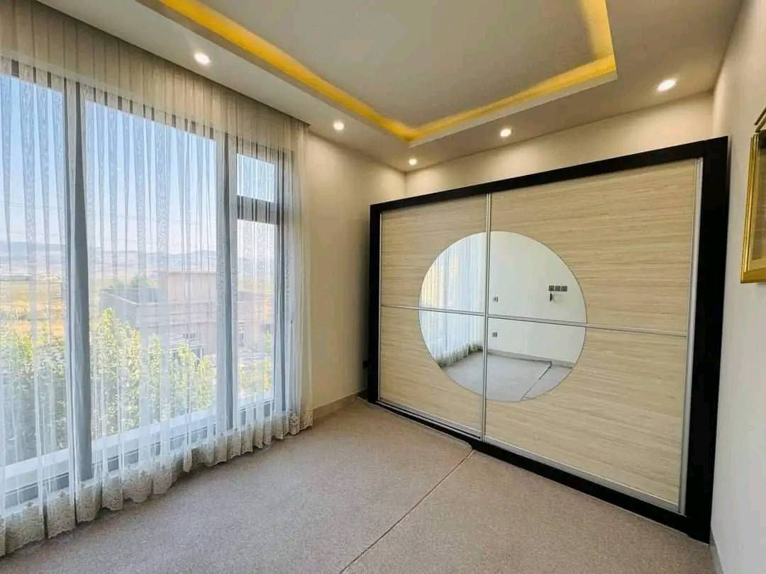 بۆ فرۆشتن ـــــــــــــــــــــ  للبیع***********
رابرین بەری متار  ـــــــــــ حي رابرین السلیمانية
100 م رۆکن + 150 م باخجە  ـــــــ  100م رکن + 150 م حدیقه
میۆان ـ مەتبخ ـ هول  ــــــــــــــ استقبال ـ مطبخ ـ هول
4 نۆستن ـ مشتەملات ــــــ 4 غرف نوم ـ صحیات
                 تلفون ـ واتساب ـ
