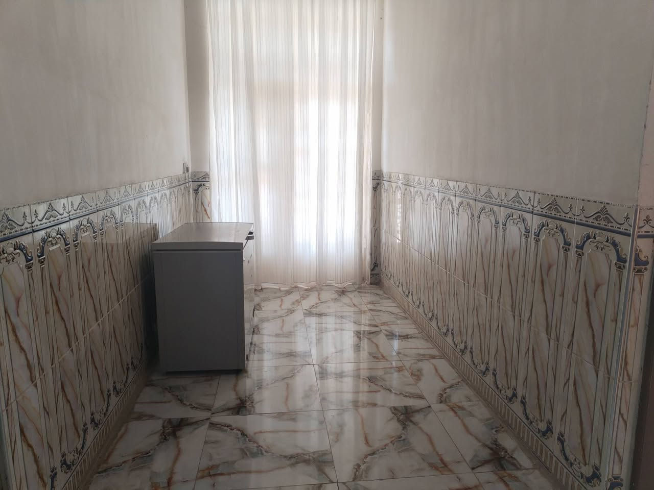 بيت للبيع – منطقة وردية خارج قرب أبو كيرة
مساحة 300 متر
بيت مرتب ومريح، بي حديقة ومساحة خارجية واسعة، مناسب للعائلة وسكن هادئ.
يتكون من:
غرفتين
صالة مرتبة
مطبخ
كَلدور
حوش وحديقة
كراج ومساحة خارجية واسعة
للاستفسار مراسلة الخاص أو الاتصال.
***********
