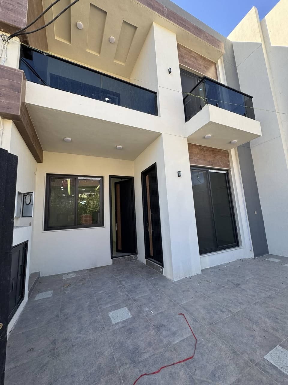 دار للبيع بناء حديث طابقين المساحة 150 متر واجهة 7.5 متر الموقع طريق بغداد حي معلمين للاستفسار اتصل للرقم ***********
