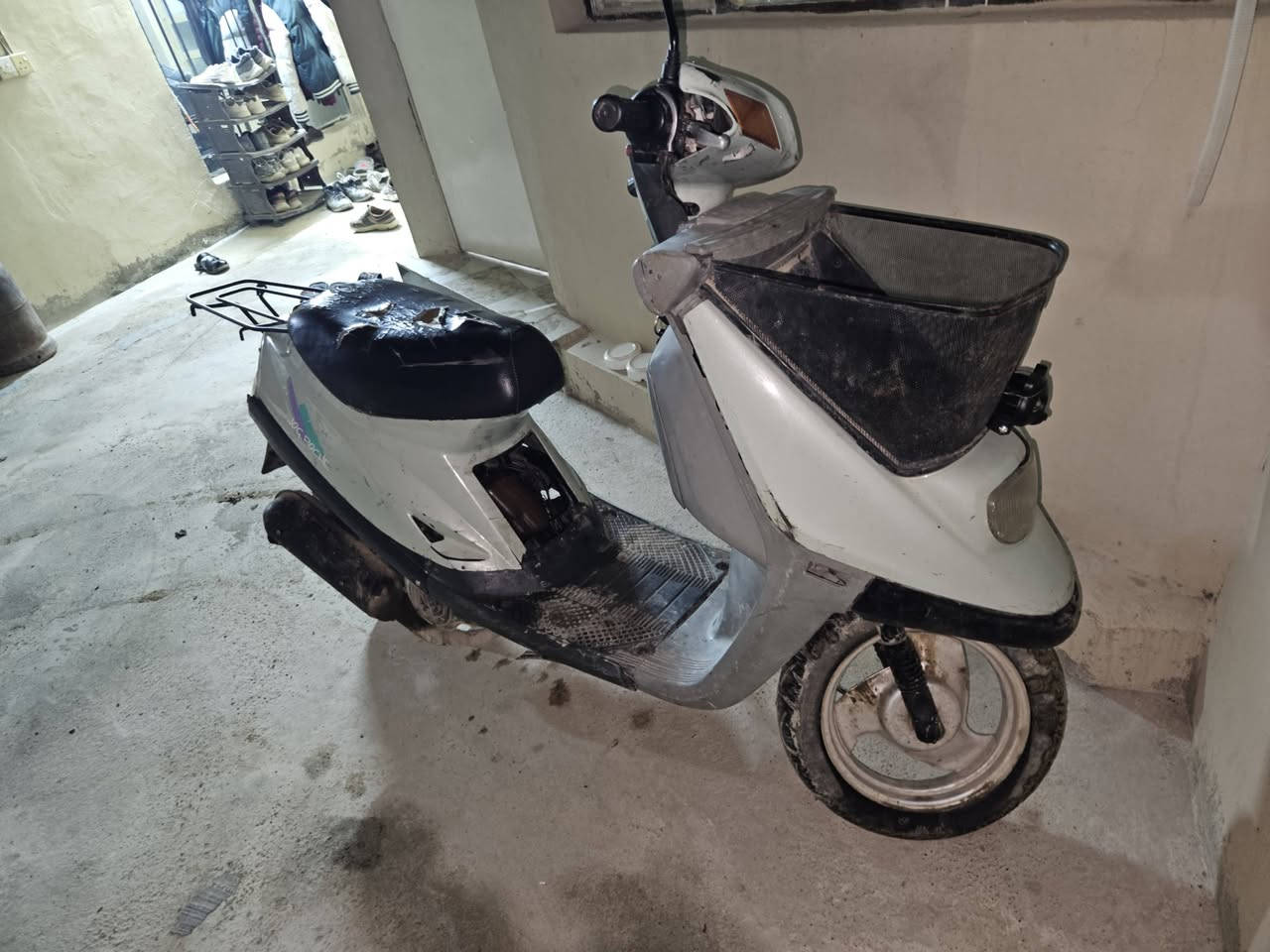 بزون للبيع نكرة سلف 180 الف
شاصي شرط
كهربائيات كلو شغال 
بريكات خلف وامام 
لايت بريك سكن 
موصل ايمن حي التنك تواصل خاص


**إذا كنت صاحب هذا الإعلان وتريد حذفه لأي سبب، رجاءا أرسل رسالة إلى الدعم الفني**