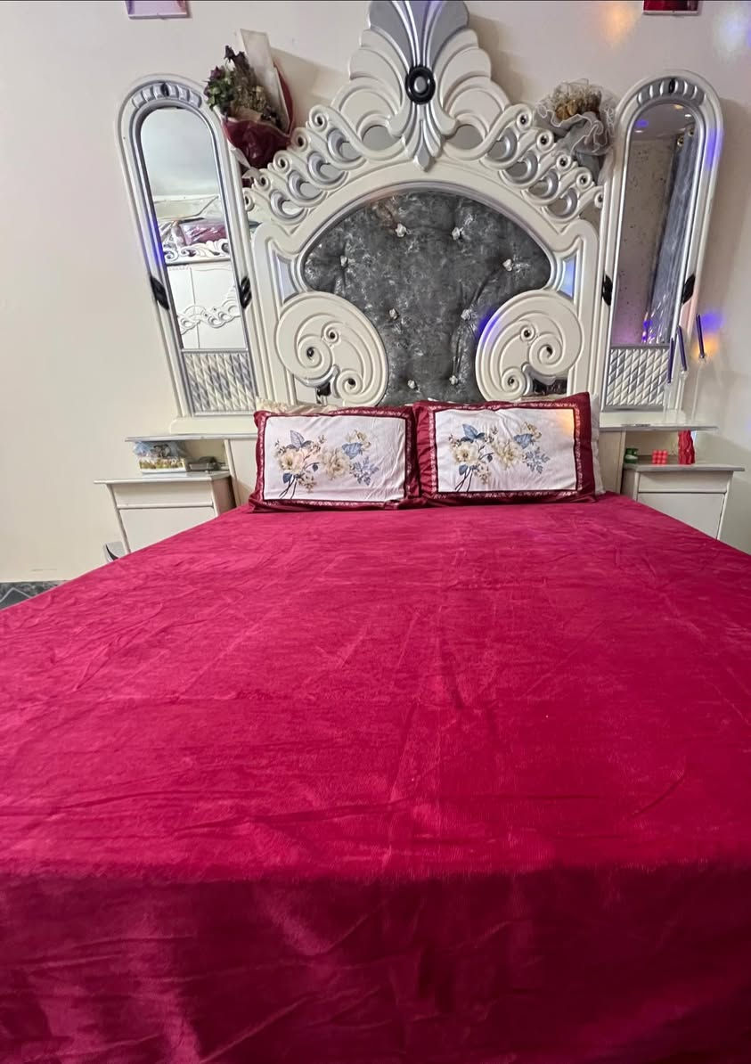 السلام عليكم غرفه اخشاب جديده ممستعمله هوايه ولله خوش غرفه نضيفه سعرها٧٥٠وبيها مجال للشراي مكاني الحريه يم جامع لعباس رقم ‭٠٧٨٠ ٩٣٧ ٠٩٣٥‬
