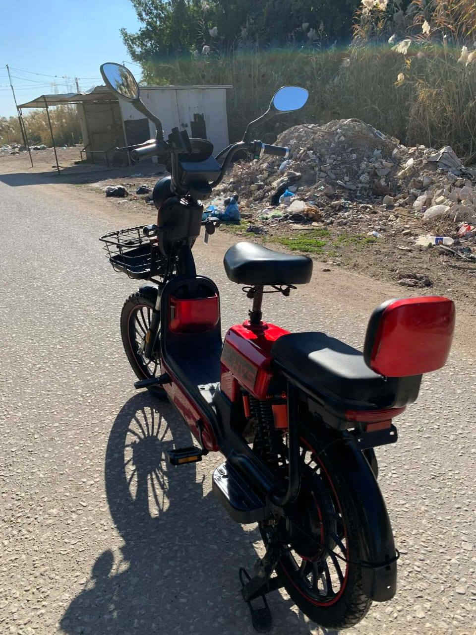 السلام عليكم دراجات شحن للبيع الحمره ٥ بطاريات ع الفحص ٤ نمر بلوتوث كارت سويج عدد ٢ سرعه ٦٠ نقصها دكمه لايت امامي وكتف اشاره والبرتقاليه ٤ بطاريات نضاف و ع الفحص نقصها هورن تريد نقد او قسط بس اذا قسط اهم شي ثقه السعر خاص *********** بي واتساب مكاني الحصوه
