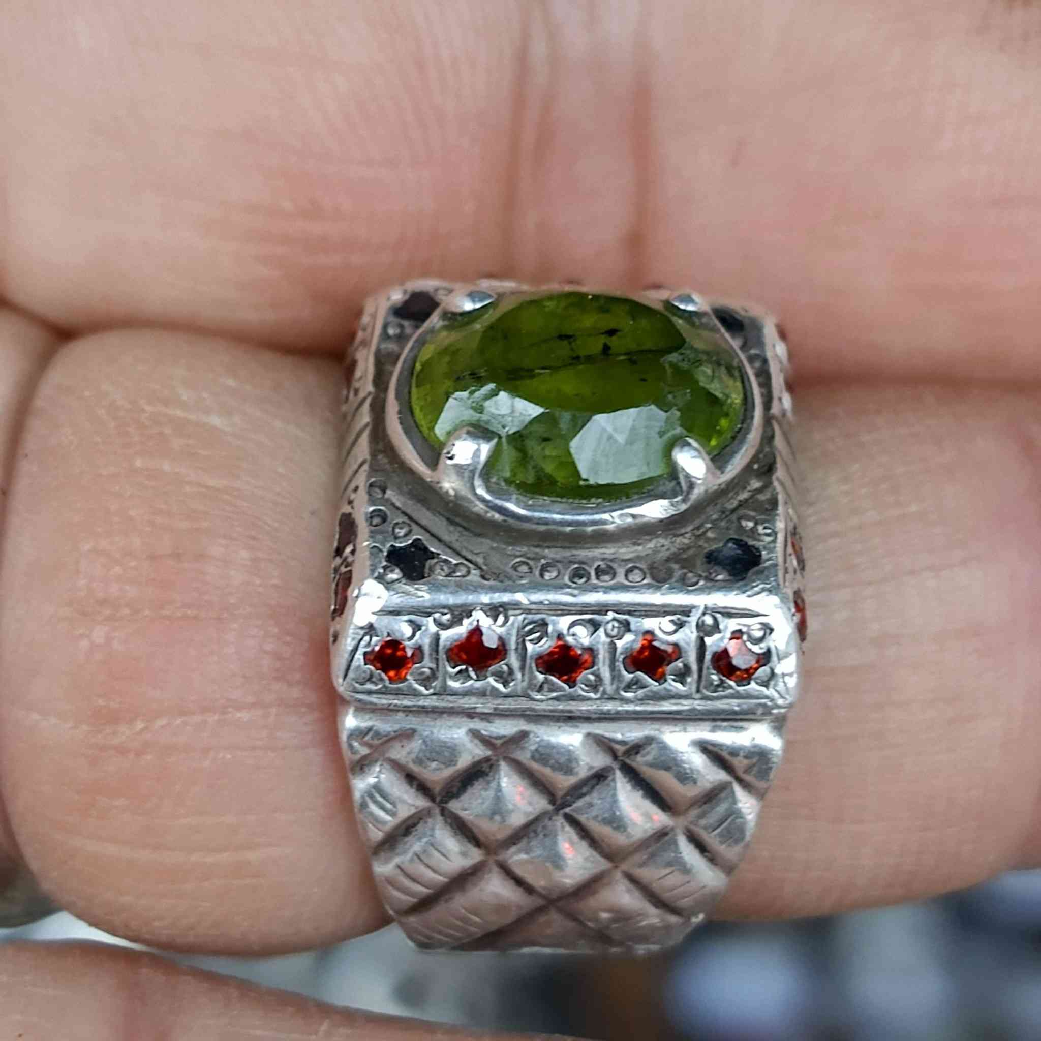 للعشاق اصاله زبرجد افريقي صياغه يدويه للبيع


**إذا كنت صاحب هذا الإعلان وتريد حذفه لأي سبب، رجاءا أرسل رسالة إلى الدعم الفني**