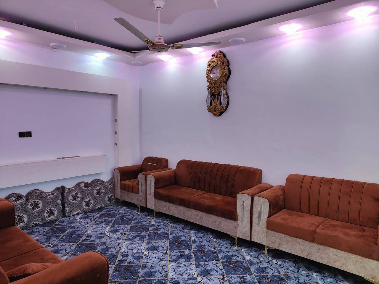 إعادة النشر بسبب الوعود الكاذبه 
بيت للبيع 210متر طابو صرف موقع البيت سومر حي المعلمين خلف اسواق الانور عرض الشارع 15متر 
السعر 235 وبي مجال بسيط كلش 
رقم صاحب البيت ***********
