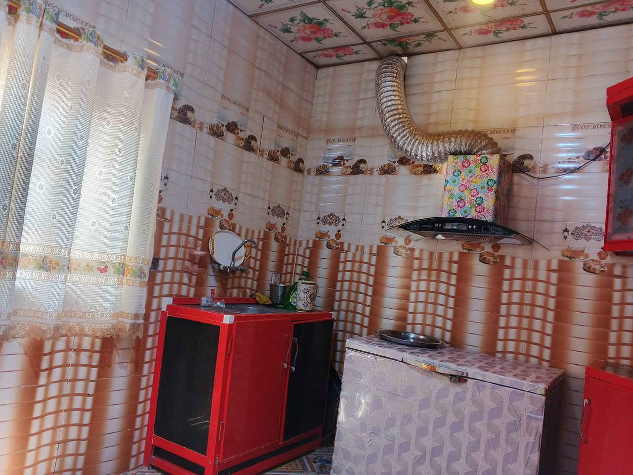 بيت زراعي للبيع مساحه 120 بدايه لفضليه خلف طاقه كهرباء لبيت غرفه وصاله ومطبخ وديوانيه وصحيات وساحه جبيره لبيت جديد ومرتب وخدمات كامله بي وصل تطويب وسعره مناسب جدا 22 وبي مجال ***********
