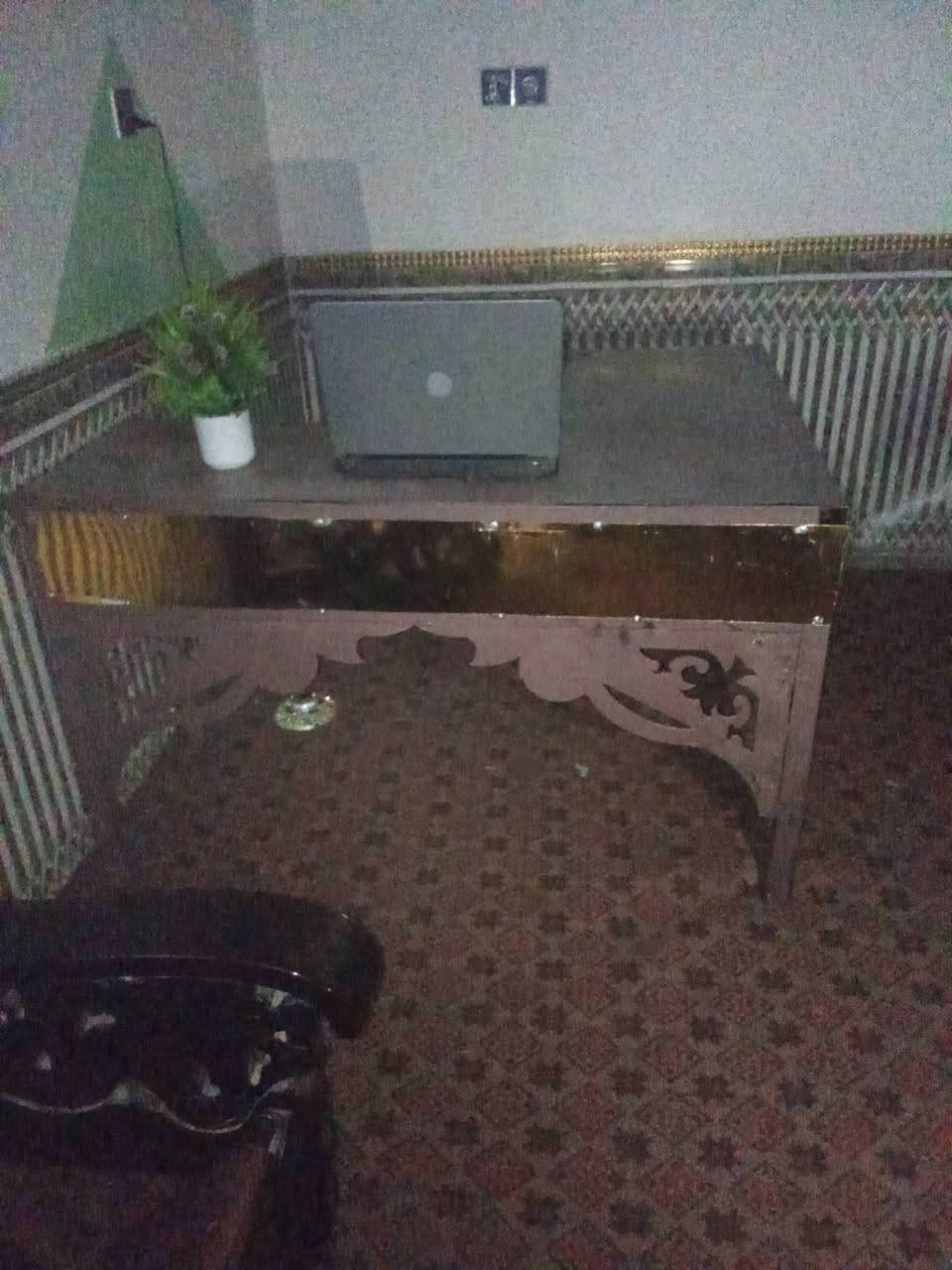 سلام عليكم ميز تزكام للبيع 80 وبي مجال قليل
‏‪0781 943 0755‬‏ الديوانية حي الفرات
