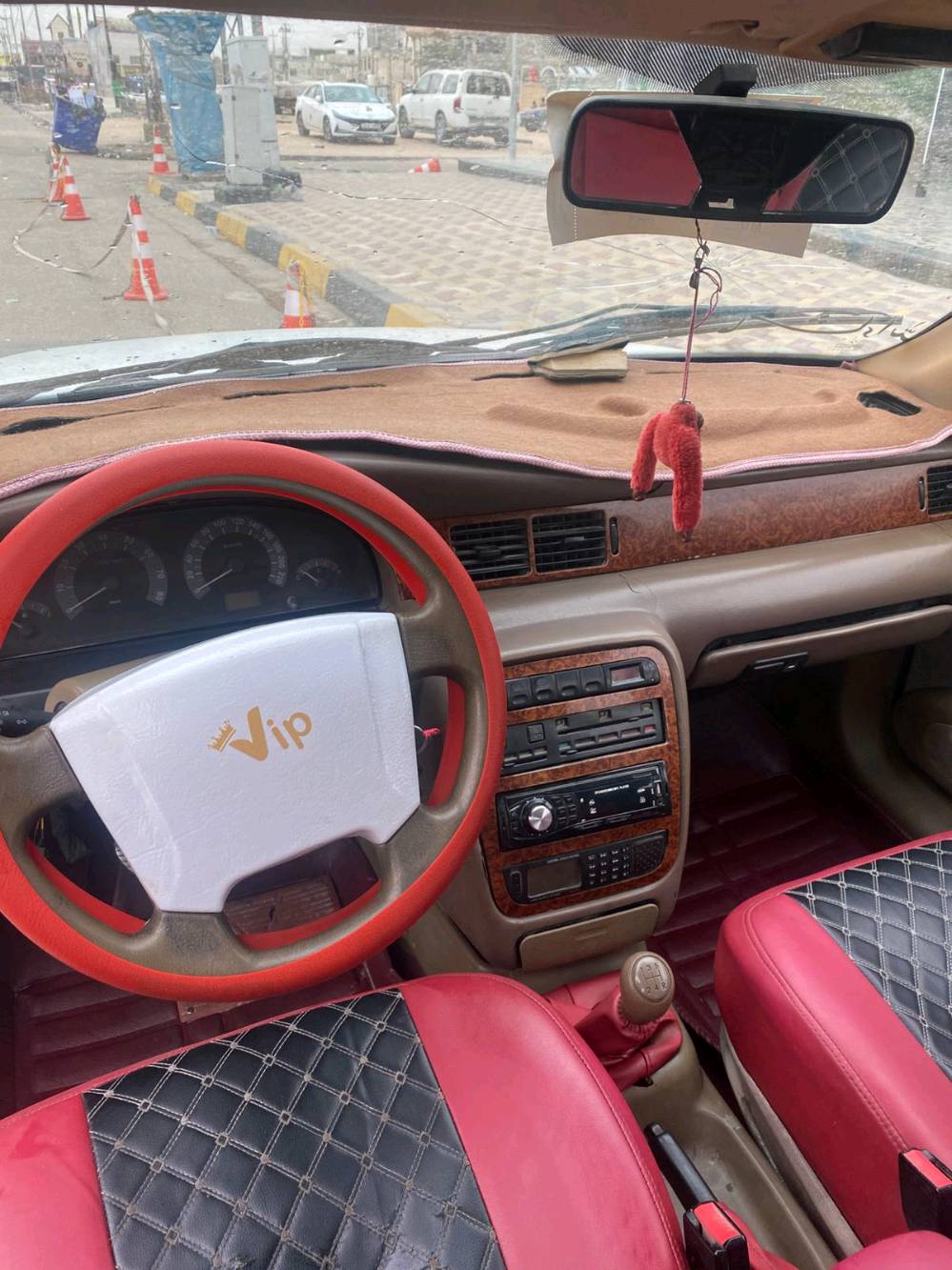 للبيع سيارة بيضاء بحالة جيدة، مجهزة بمقاعد جلدية بلونين الأسود والأحمر، وديكور داخلي مميز مع تغطية لعجلة القيادة. السيارة مناسبة للاستخدام اليومي وتتمتع بخاصية تشغيل الموسيقى عبر مشغل الأقراص.