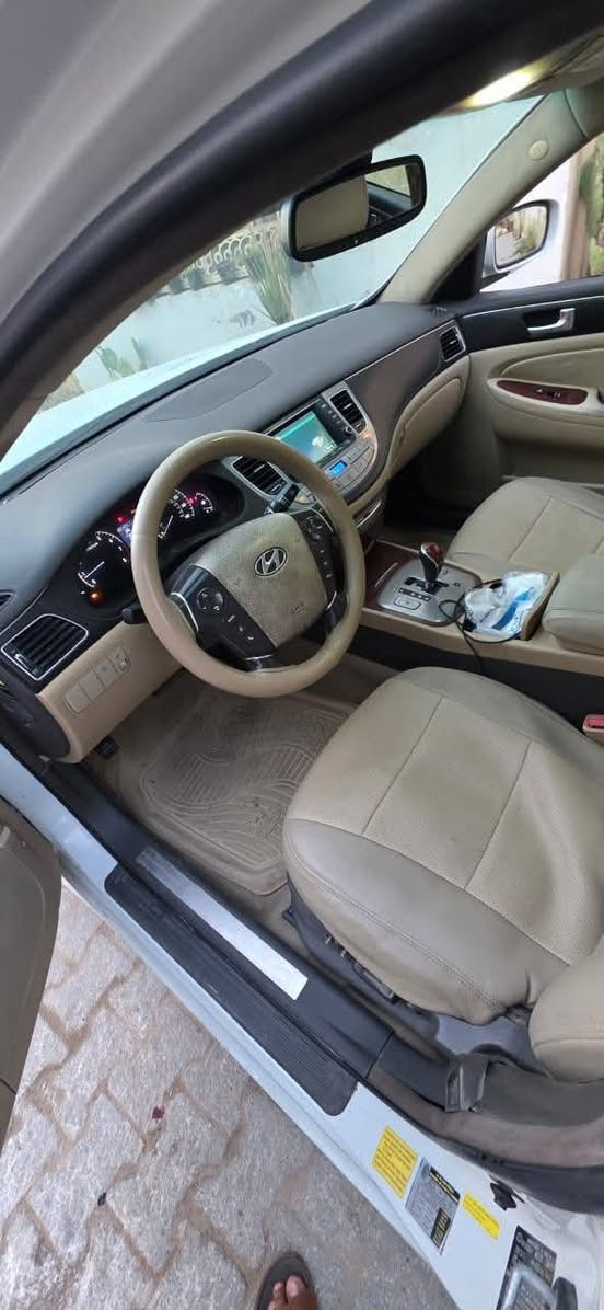 السلام عليكم 
سياره جينسز للبيع موديل 2012 
فول مواصفات رقم بغداد بأسمي  رقم دولي هزه جديده  بيه ٤ او ٥ قطع ابيع احزام تخم تاير جديد  حداديه جديده العنوان نجف ك  نوع المحرك 3800 السعر 120 وبيها مجال***********
