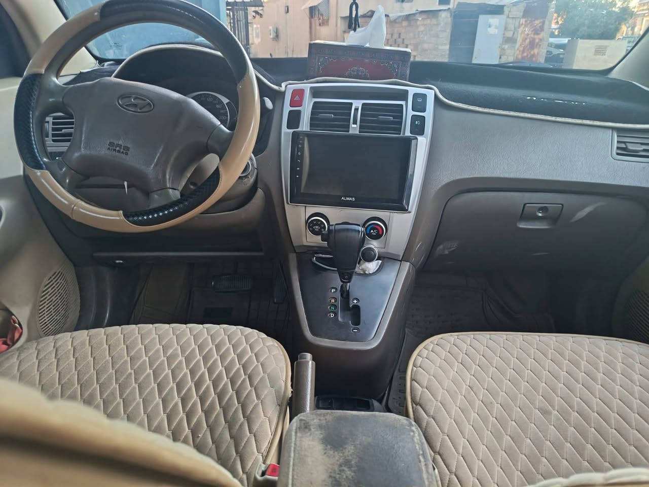 للبيع تكسون ٢٠١٠
بدون صبخ بيها كرت كد شبر باب سائق
محرك كير شرط مكينه ٦ سلندر
مواصفات فول
سنويا وهزه ورقم كله جديد
سعر 105$ 
مكان بعشيقة 
 ***********
 ***********
