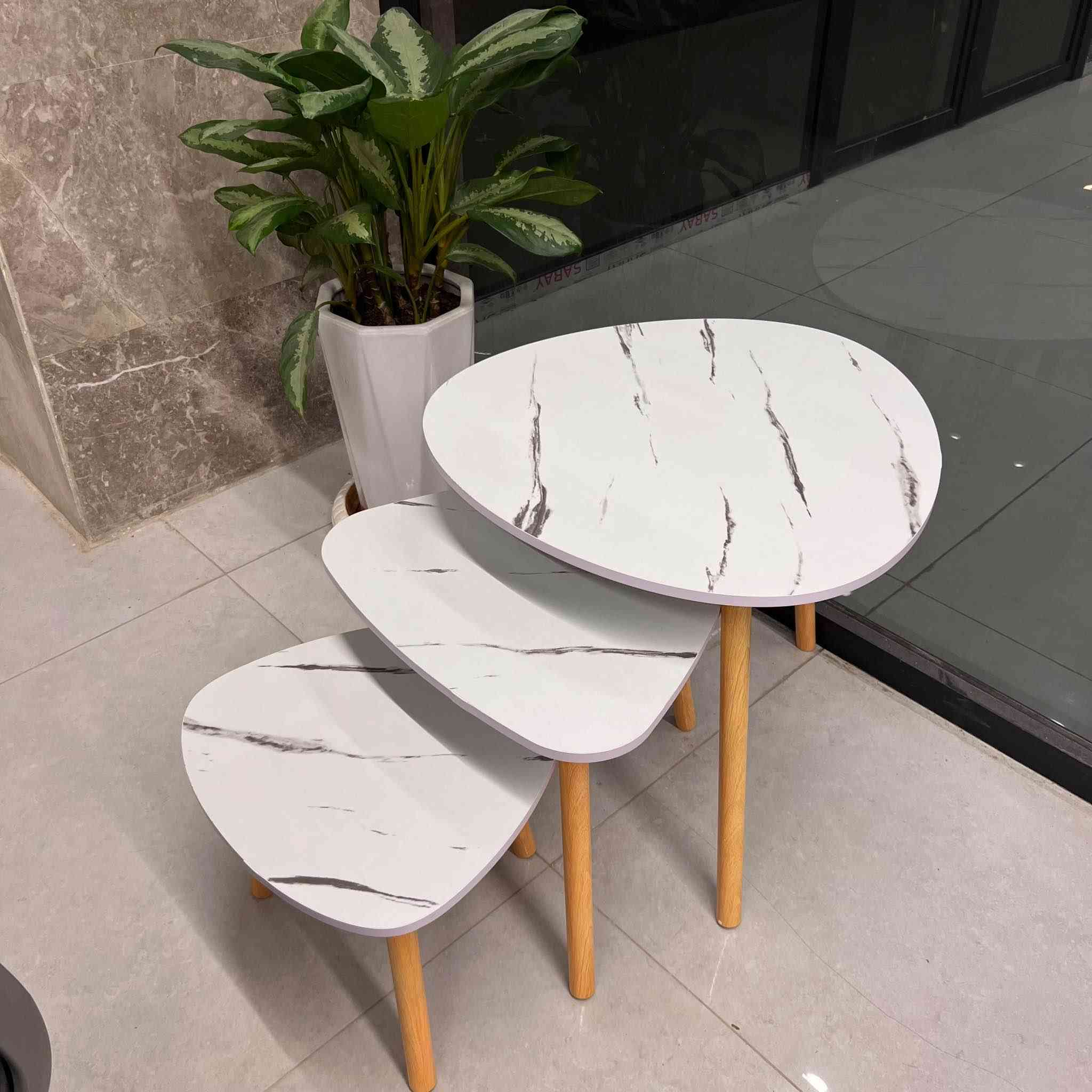 - طقم طاولات مودرن عدد3 بتصميم رخامي أنيق وأرجل خشبية

. تصميم عصري وجذاب: هذا الطقم المكون من ثلاث طاولات يتميز بتصميم مودرن يضيف لمسة جمالية راقية على أي غرفة معيشة أو صالة استقبال.

. سطح رخامي ناعم: تتميز الأسطح بنمط رخامي أبيض مع عروق سوداء أنيقة، مما يمنحها مظهرًا فاخرًا وعصريًا.

. أرجل خشبية ثابتة ومتينة: الأرجل مصنوعة من الخشب الصلب باللون الطبيعي، مما يوفر ثباتًا جيدًا وقدرة تحمل قوية، ويتناغم بشكل جميل مع السطح الأبيض.

. مرونة الاستخدام: يمكن استخدام الطاولات معًا كطقم واحد أنيق ومتدرج في الارتفاع، أو بشكل منفصل كطاولات جانبية أو طاولات خدمة متعددة الأغراض.

الابعاد: الطاولة الكبيرة 51*60 سم
           الطاولة الوسطى 41*45 سم
           الطاولة الصغيرة 31*40 سم حلة, بابل


**إذا كنت صاحب هذا الإعلان وتريد حذفه لأي سبب، رجاءا أرسل رسالة إلى الدعم الفني**