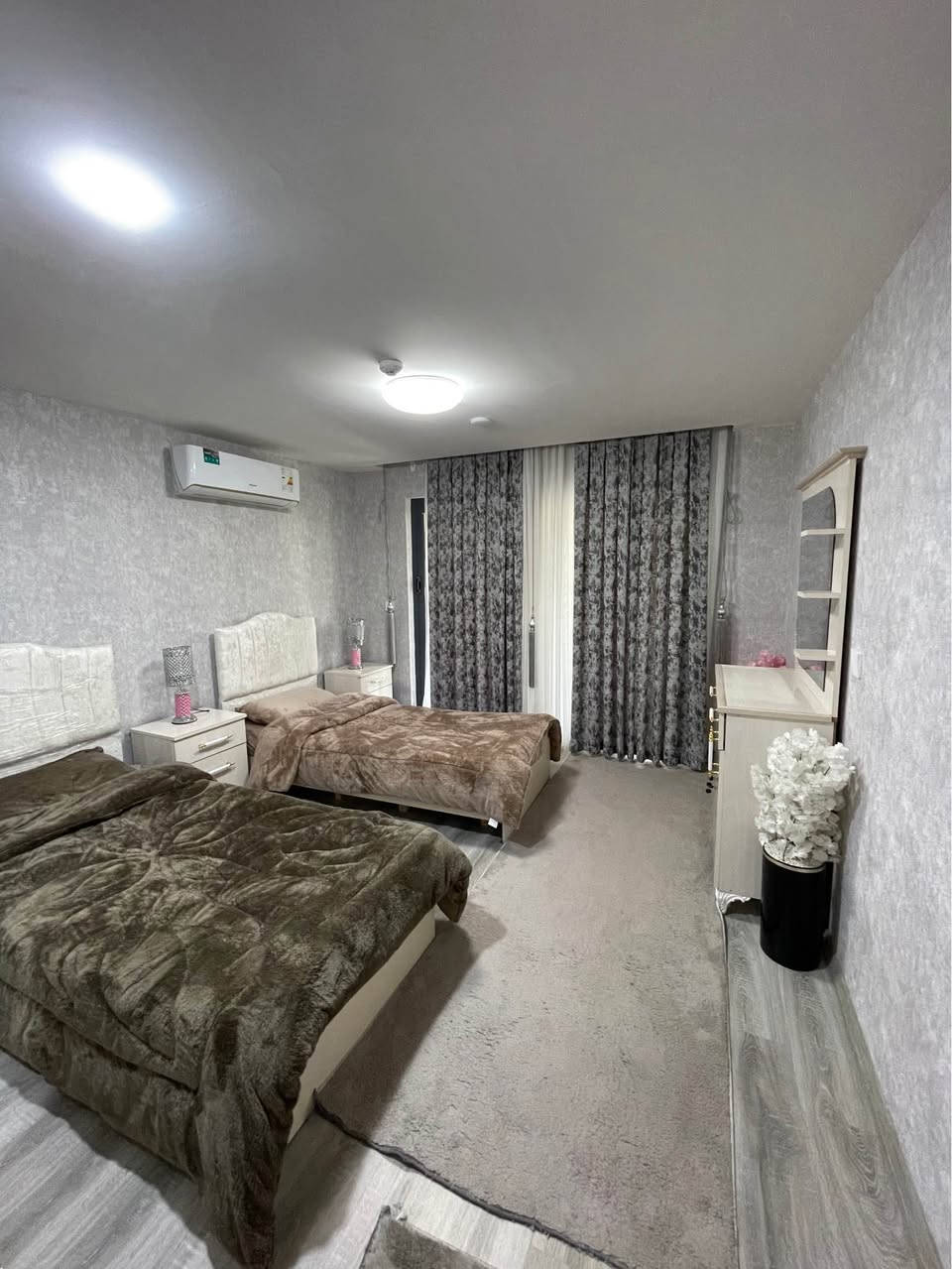 شقة مفروشة VIP للإيجار 
غرفتين و صالة 
المساحة ١١٠م 
طابق ٢ داخلي مشروع 
٢ حمامات 
——————-
شووقەی ڕاخراوی VIP بۆ کرێ
دوو ژوور و هۆڵ
دوو توالێت و حمام 
ڕووبەری ١١٠م 
تابق ٢ سەر حدیقەی مەشروع

بۆ زانیاری زیاتر 
0750 374 77 27 أربيل, العراق
