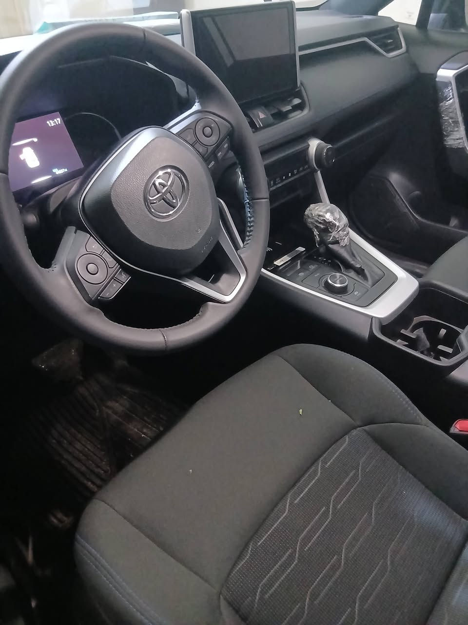 السلام عليكم اخواني الكرام تيوتا راف فور هايبرد للبيع موديل 2024 السيارة ضررها باب السائق وطخة صغيرة الباب خلف السائق تم تصليحها على كدها كما واضح في صور المنشور السيارة كل قطعها على وضع الشركةفقط باب السائق تم استبدالها  اخوان السيارة جديدة بمعنى الكلمة اخوان بيها صبغ اشوية بين البابين جهت اليمين جاء بيها من امريكا اثر شخط تبين بعد الفحص لا ضرر ولا شي كما معلوم الامريكان شخط ايرشون اكلير جزء قليل أسفل البابتين جهت اليمين اخوان لمعرفة معلومات أكثر يرجى الإتصال على أرقام الهاتف *********** ونكون بخدمتكم مكان السيارة ديالى بعقوبة.
