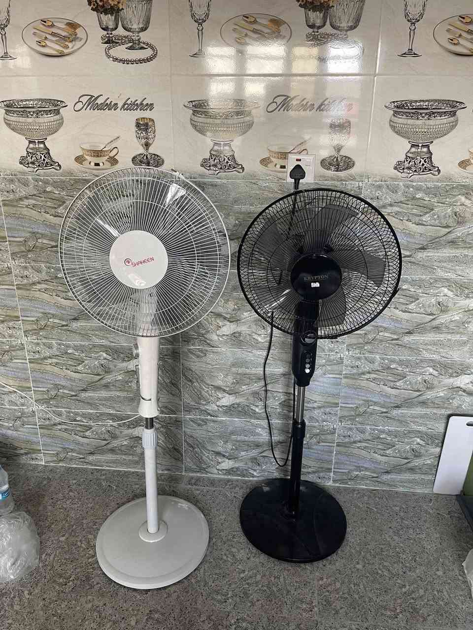 سلام عليكم عندي اغراض بيت لبيع
صوبه زيتيه مديل حديث 50الف وبيها مجال 
صوبه كهربائي 3 شمعه 3 سرعه مروحه بيها
بنكات عموديه عدد 2 بنكه سوده 30 وبنكه بيضا35وبيهم مجال 
دوشك سفنج ابو نفر عدد 4 سعر واحد 7 الف وبيه مجال 
طباخ منضدي 5 عيون قدحه وحساس في طباخ معه منضم 45 بي مجال بسيط
عندي بطنيات ابو نفرين وعندي جوجل ابو نفرين تلبيسات 
وعندي زوليه 3*2
وعندي مؤكيد 4 *5نويه ثخين 
وعندي فرفوري لبيع 

 14 قدم سعر 250 الف بيها مجال بيها مجال
مكان الحمدانيه حي العسكري 

***********

