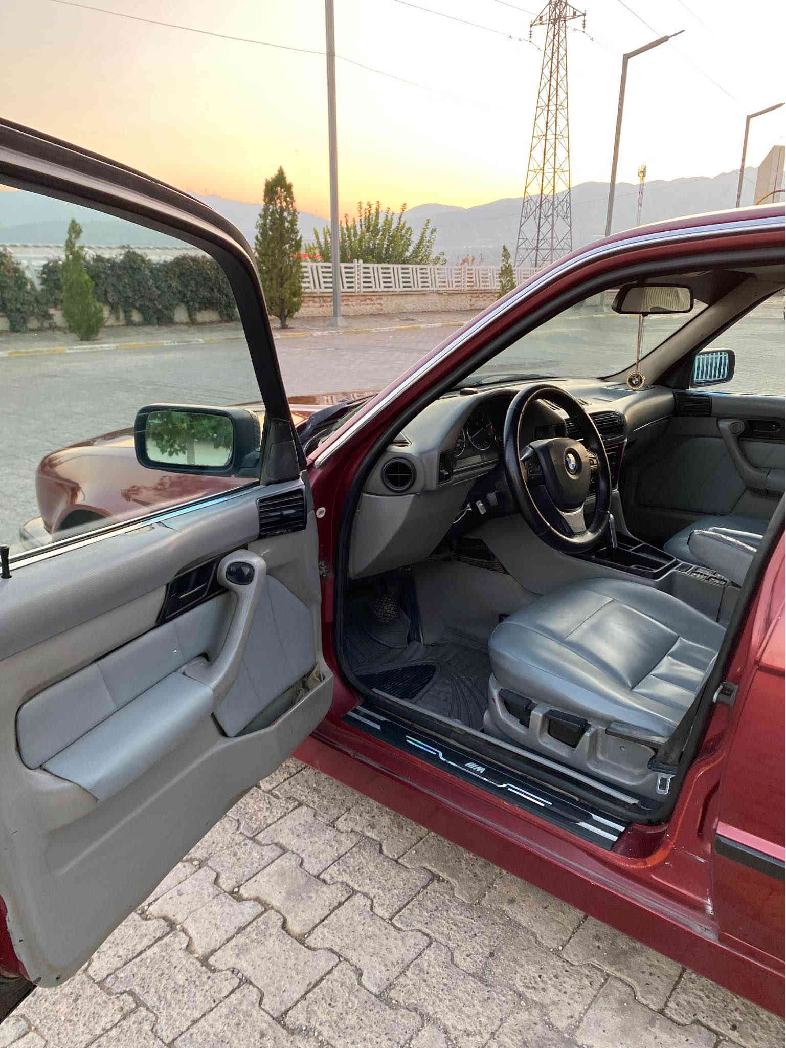 Bmw 1993 525 
سيارة فول فول بةس بي سلايد 
توماتيك جام كةهرةباي شاشة 
كاميرة دعامي حساس ستيرن f10 
سيارة بي دعم عام بةخ بو جاني 
گيرمةكينة شةرت جديد 
سيارة سةر وةزع شةريكة
تحويل وكالة شرط 
سعر 78 مجال 5 ورقة غرامة 
*********** زاخو
