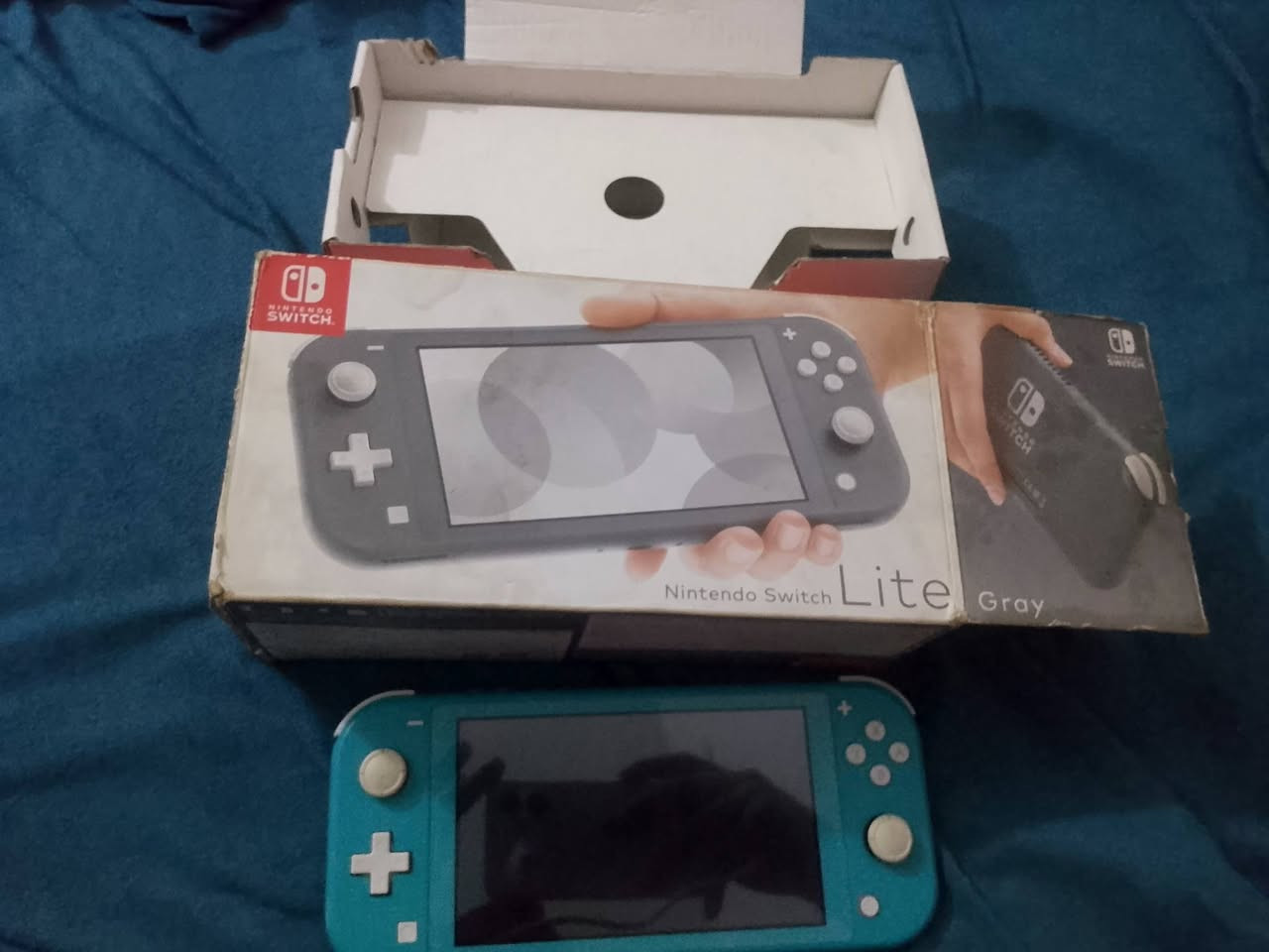 السلام عليكم
نتندو سويتش لايت - Nintendo switch lite 
Sand disk extreme pro رام أصلي فول
256G
مهكر كامل ملحقات كارتونه شاحنة 
سعر 225 مع توصيل قفل 
و بي نظام اندرويد اخر تحديث هم يعني تونس 
*********** : تواصل
