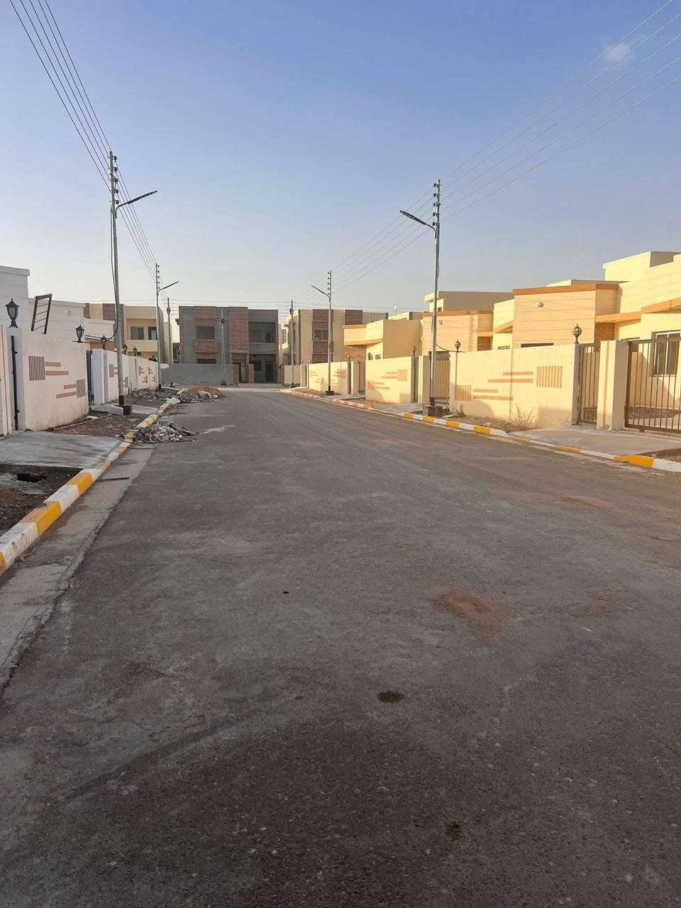 #للبيع #دار في مجمع الزهور 2 في الفلوجه مباشر على السريع الدولي ( في المربع الأول )
🟥مساحه 250 متر
🟥 شارع 10 متر 

🟥طابق واحد يحتوي على غرفتين نوم ومطبخ وصاله واستقبال مع الملحقات 

💵السعر 110 مليون 
يعني تدفع 95 مليون نقد والباقي قسط 825 الف بالشهر

للاستفسار 
*********** واتساب
‪0773 370 2788
