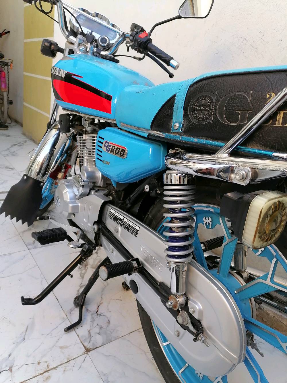 دراجة نارية موديل سيف, سعة المحرك 200cc. الدراجة تحمل اللون الأزرق مع بعض التفاصيل باللون الأحمر. مزودة بقرص فرامل أمامي وعداد رقمي لقياس السرعة. الإطارات بحالة جيدة وداخلية الدراجة نظيفة ومجهزة بشكلٍ كامل. مناسبة للتنقلات اليومية.