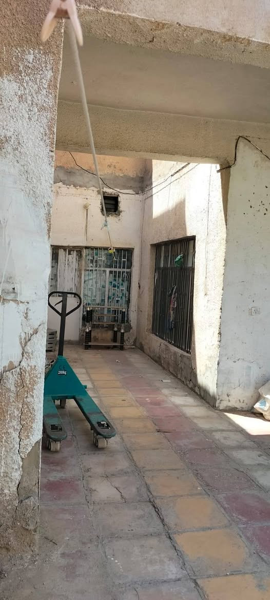 بيت في الحي العسكري مساحه 300م الواجه 15والنزال 20 في الشارع المقابل جامع الامام المهدي  ونفس الشارع الي يطلع على التارتان مال الزيتون للاستفسار التواصل على الرقم ***********
