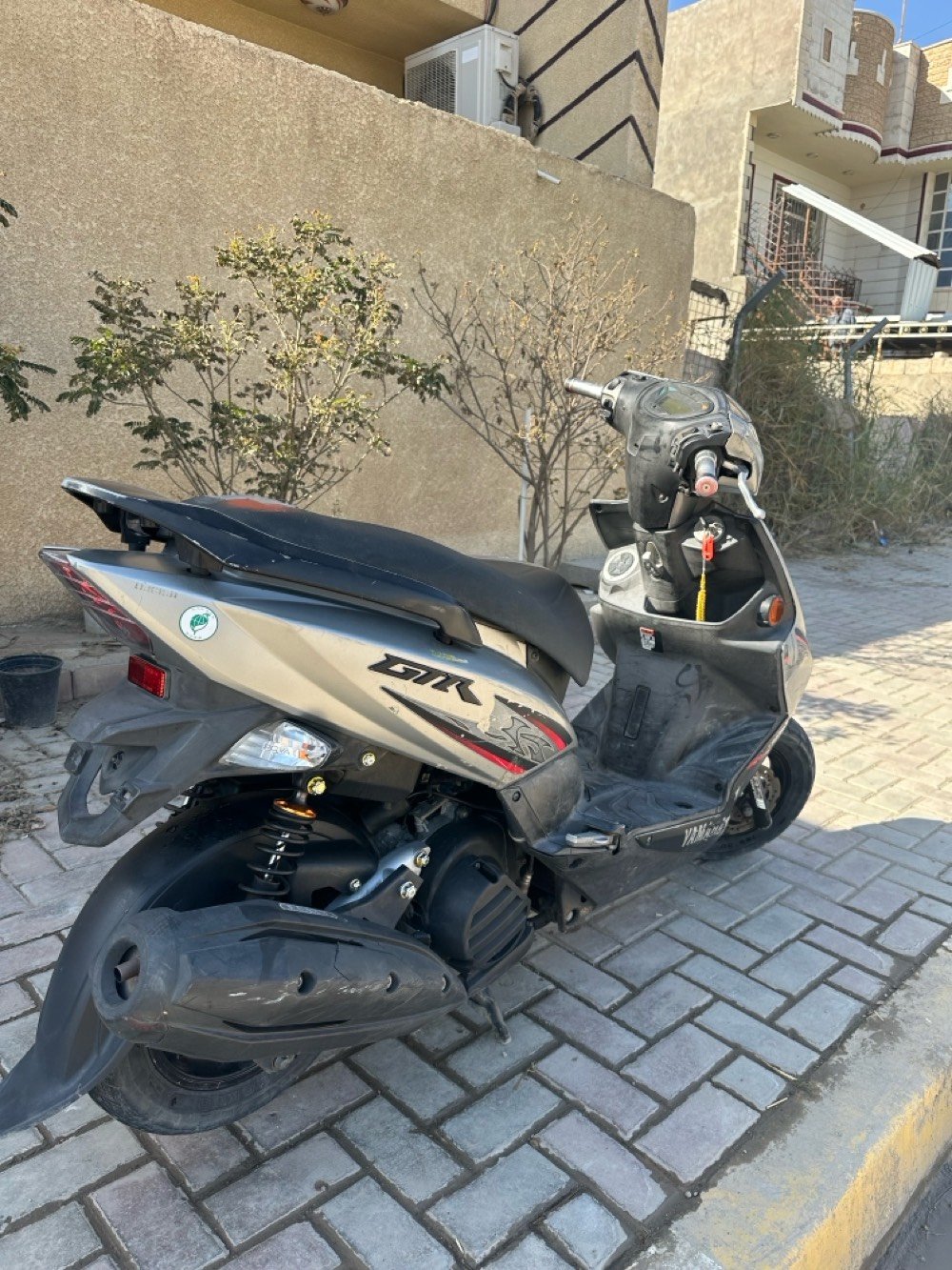 دراجة نارية بحالة جيدة، لونها فضي، وموديل GTR. تستخدم للسير في المدينة والمشاوير السريعة. القير أوتوماتيكي وهيكل الدراجة سليم وخالٍ من الأضرار. مثالية لمن يبحث عن وسيلة تنقل اقتصادية ومرنة.