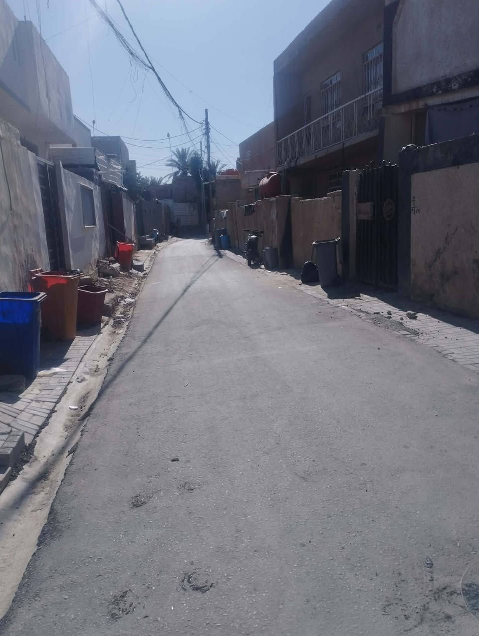 السلام عليكم
بيت طابو زراعي المساحه 94 م
يحتوي علا استقبال ومطبخ وغرفتين 
مجمع صحيات داخليه وخارجيه 
الشارع تبليط ومجاري مثل ما موضح لكم بصور 
 العنوان كربلاء طويريج حي الجمعيه 
السعر 60 وبي مجال 
الرقم *********** الاستفسار
