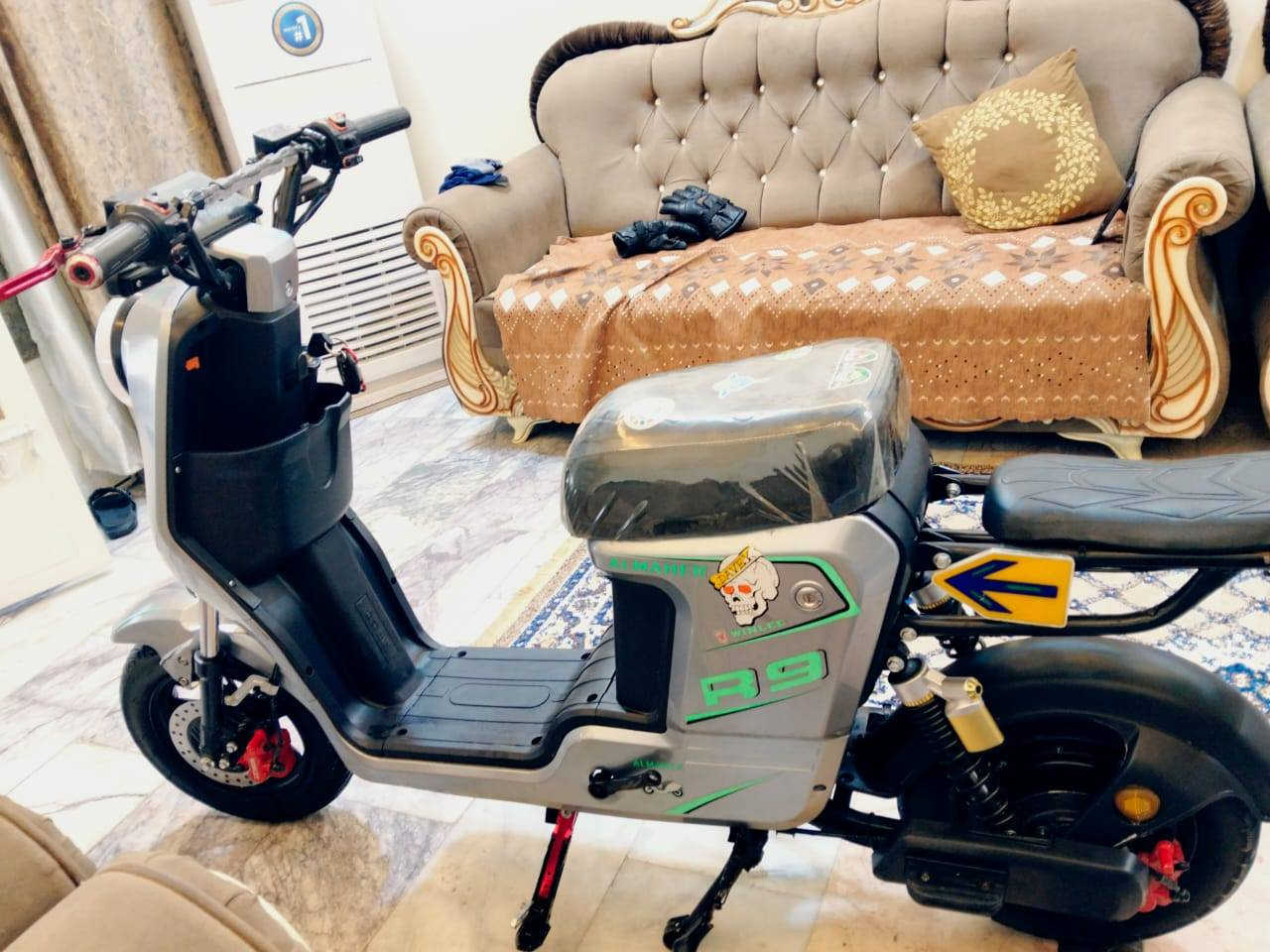 سلام عليكم دراجه للبيع ار 9  خمسه بطاريات حجم صغير السعر  400 وبيها مجال نضافه 90% ملف 1500 الاستفسار عل رقم  ***********
