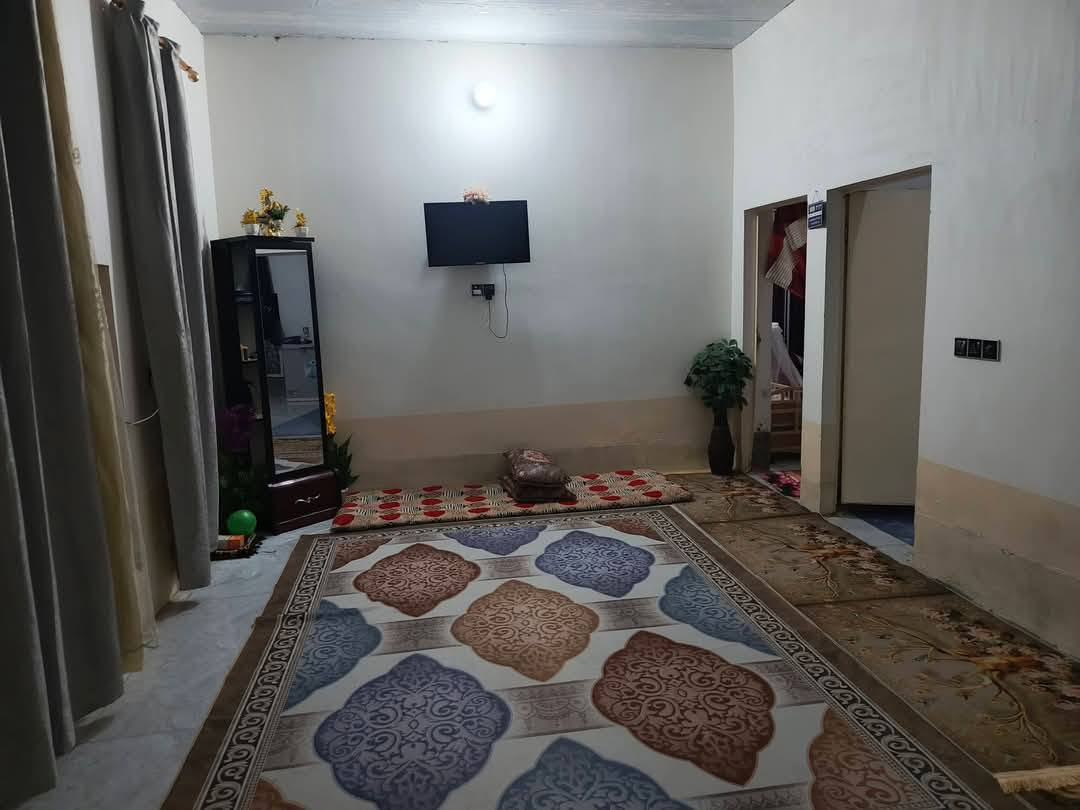 السلام عليكم
بيع مستعجل حي سكينه 
مساحه 180ركن 
غرفه 
وهول 
مطبخ ومضيف
البيت جاهز 
السعر مناسب 
‏‪***********‬‏

