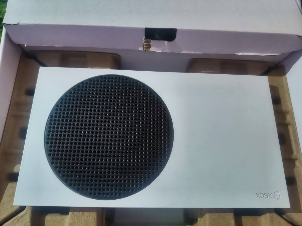 اكس بوكس سيريس اس مستعمل اخو لجديد مشتري مصارلي 3 اشهر الكيم باس بعده بي ويه كارتونته واليده مالته الاصليه والكيبلات الجهاز شخط ممشخوط ابرز الالعاب
1 -Gta5
2 -RESIDENT EVIL 2
3 -الطاعون
4 -MINECRAFT
5 - FiFA 26
6 -Fall Guys
7 -INSIDE
8 -SILKSONG

وغيرهن يحتوي ع مكتبه ضخمه بيها فوك 500 لعبه ضمن الكيم باس 

السعر - 325 مع الحساب - ناصريه - مركز

***********
