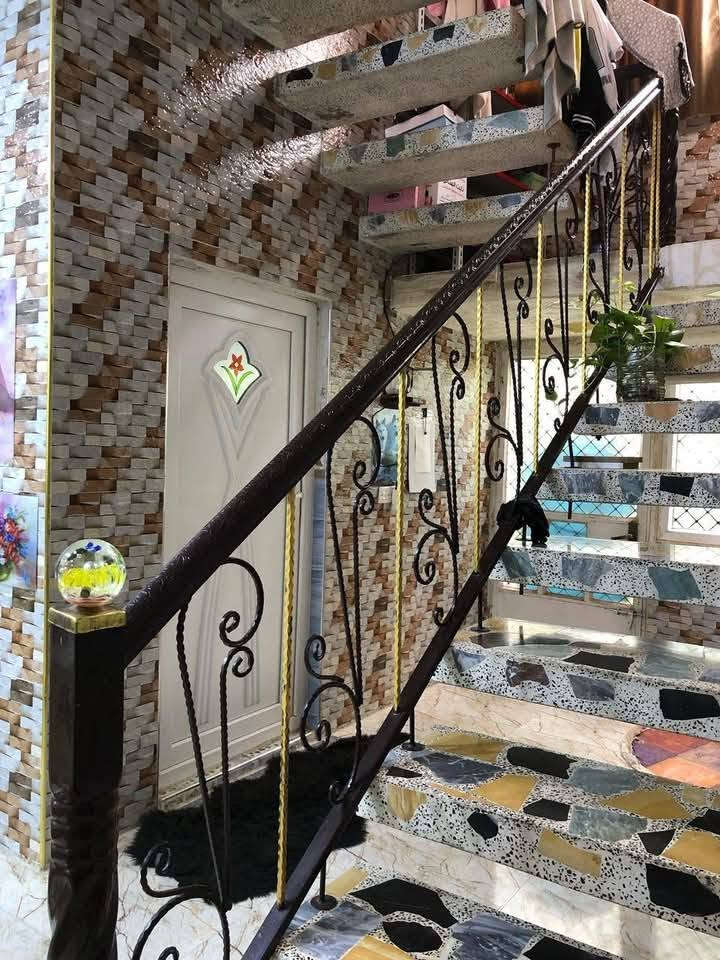 سلام عليكم بيت للبيع مساحه كلي 340 متر بيه غرفتين نوم خمسه في خمسه فوك صاله خطار سبع في اربع مطبخ خمسه في خمسه حولي سبع في خمسه فوك بيتونه تصلح غرفه بيتونه مساحه بيتونه سبع في خمسه حمام 3في 3 داخل بيت كله جديد مرتبه حديقه مساحته 145نزال 20 خارج بيت كله ملبوخ بس ماعده واجهيه وطرمه مطبكه وبس حمام توليت خارجي موجوده عرض شارع 10سعر بيع وبيه مجال شراي 200 طابو سند 25يسجل أسمك ثاني يوم موقع بيت كميره قرب مركز شرطة الفحامه نزله مقابل مركز بيت فرعي موقعه *********** رقم صاحب بيت
