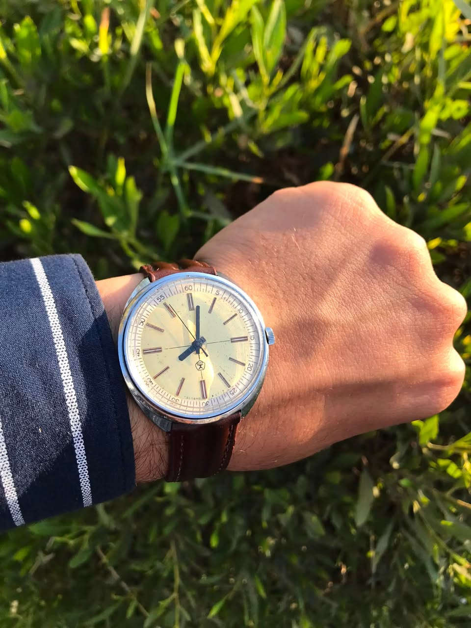 تحيه طيبه للجميع.
رايكتا/// Raketa //
نصب تكويك روسي دولي قديم 
انتاج سبعينات// مكينه خاصه 
١٧ حجر // القطر ٤١ ملم // دوليه
النظافه عاليه // السير مستبدل 
السعر ٧٥ الف مع التوصيل


**إذا كنت صاحب هذا الإعلان وتريد حذفه لأي سبب، رجاءا أرسل رسالة إلى الدعم الفني**