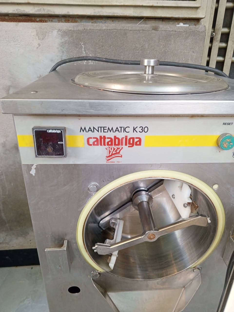 تصفية محل مرطبات المكائن للبيع
بستره صناعيه 60لتر /1
انتاجيهDS إيطالي عدد /1 
مع الشلال
سوفت تركي عدد 1
ماكنة ازبري ايطاليا ثلاث احواض/1
عارضة ايطاليه 12 بلنكات عدد/ 1
بلنكات حديد عدد /18
عارضة تجميد ايطاليه افقيه /1
ميز عرض عدد2 طول 3م /1.5 م
ميز جلوس منوع عدد6 /كراسي عدد 16 

علمآ جميع المواد استعمال قليل
*********** ابوالحسن 

📍عنوان البصره
