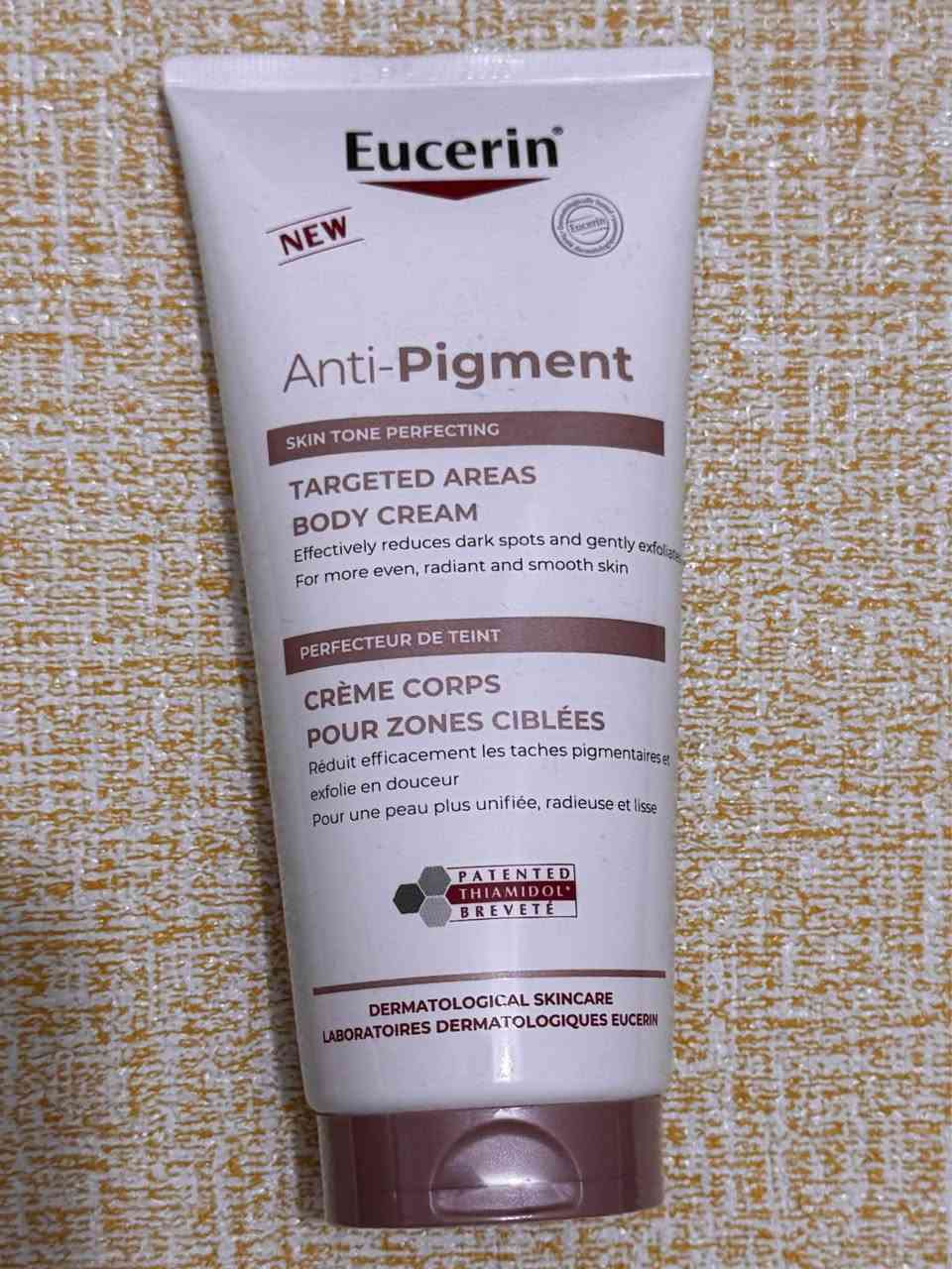 ‏EUCERIN ANTI-PIGMENT BODY CREAM - 200ML | يوسيرين كريم للجسم مضاد للتصبغات - 200 مل
‎كريم الجسم المضاد للتصبغات يهدف إلى تقليل ظهور التصبغات وتوحيد لون البشرة. يحتوي على مكونات مقشرة ومرطبة، ما يساعد في تحسين مظهر البشرة الخشنة لتبدو أكثر نعومة ومرونة.
‎يتميز هذا الكريم بوجود المكون الحصري للعلامة التجارية ثياميدول، الذي يدعم إشراقة البشرة الطبيعية ويقلل من مظهر البقع الداكنة مع الاستخدام المنتظم. يحتوي أيضًا على مزيج من حمض اللاكتيك وديكسبانتينول اللذان يمتلكان خصائص تقشير فعّالة للمناطق الجافة مثل الركبتين والمرفقين. بالإضافة إلى ذلك، يحتوي الكريم على حمض الهيالورونيك الذي يساعد في حبس الرطوبة في البشرة، مما يمنحها مظهرًا ناعمًا وممتلئًا. مناسب للبشرة الجافة بغداد, العراق


**إذا كنت صاحب هذا الإعلان وتريد حذفه لأي سبب، رجاءا أرسل رسالة إلى الدعم الفني**
