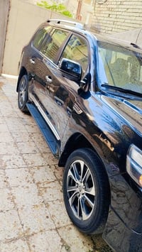 للبيع وبسعر مناسب بدون تبديل وبدون صبغ سيارة جديدة  لاندكروز 2020  لون...