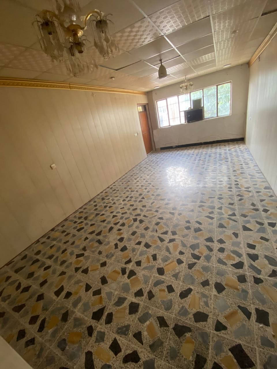 السلام عليكم 
دار للايجار في حي المثنى 
مساحة ٢٠٠ متر طابق ونص
يحتوي على مجموع ٤ غرف نوم وهول واستقبال ومطبخ وصحيات وكراج
بدل الايجار ٦٠٠ الف وقابل للتفاوض

مكتب صفوان السنجاري 
***********
***********
