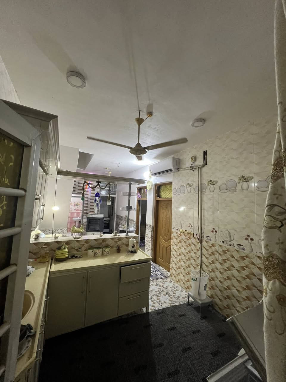 دار مساحة 100م خط اول يبعد عن الشارع العام 300م فقط بشارع تبليط واناره ليله وماء خطين وكهرباء خطين مولد ذهبي مرقم من قبل البلديه السعر33معه المجال العنوان شارع الصب مقابيل ملحق قرية الغدير عمود 327للأستفسار اكثر اتصل او واتساب 

***********
