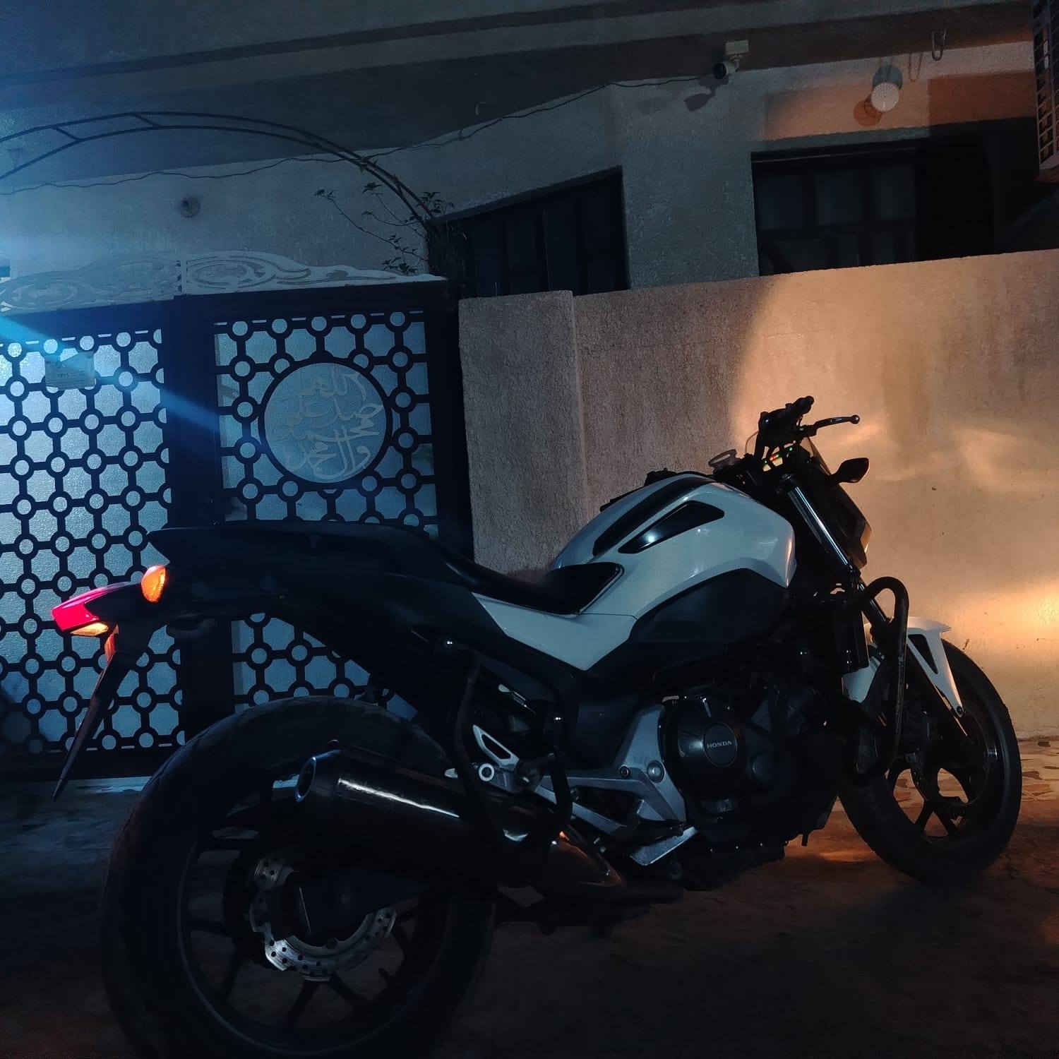 السلام عليكم اخوان دراجة للبيع بطح (NC) موديل 2013 مكينة 750 هونداي كفاله عامة ودراجة خير من الله  وماشية فقط 50 الف رايدها ب18 وبيها مجال لطيبين
***********
