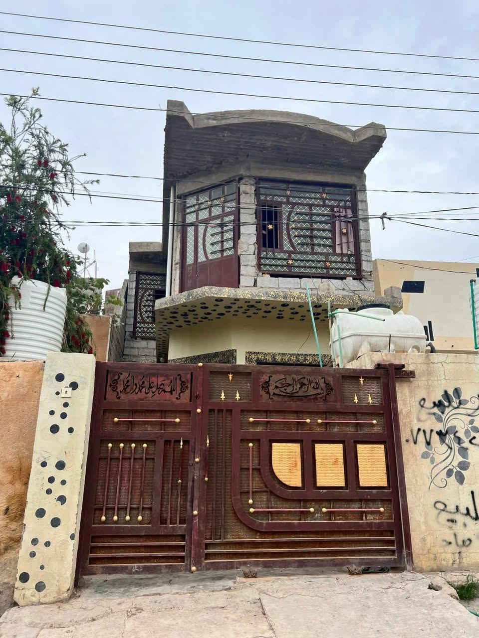 بيت 100 متر طابو صرف طابقين الطابق الثاني يحتاج لبخ
الموقع قرب مرطبات بلور باتجاه قاعة سيدرا جم
 مربع الوكيل حسن وندي خلف شارع المولد
الاستفسار خاص


**إذا كنت صاحب هذا الإعلان وتريد حذفه لأي سبب، رجاءا أرسل رسالة إلى الدعم الفني**