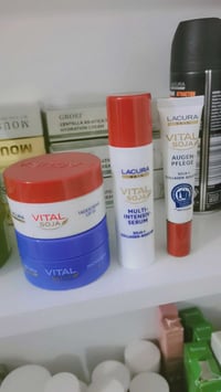 بكج لاكورا المتكون من اربع قطع مخصص للعناية بالبشرة يعمل على توحيد لون...