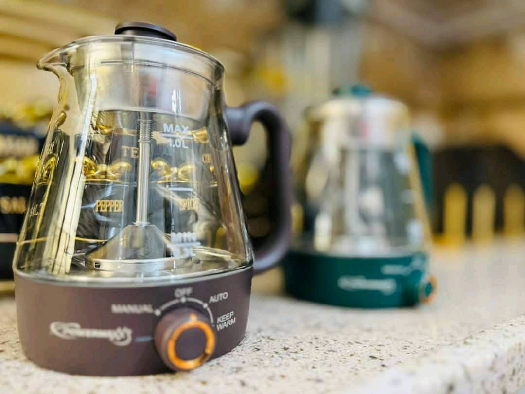 ماكينة شاي PowerMaxX3 مع سعة 1 لتر، تعمل بقدرة 600 واط، مزودة بوضعيتين للتحضير اليدوي والآلي. مصنوعة من زجاج سميك وفولاذ مقاوم للصدأ بدرجة مخصصة للطعام. مزودة بخاصية الحفاظ على السخونة، مثالية لتحضير الشاي بنكهات مختلفة. تأتي بلونين: البني والأخضر، مع مقبض بلاستيك مقاوم للحرارة.