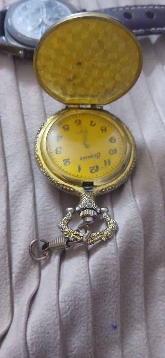 ساعات قديمه البيع ***********
