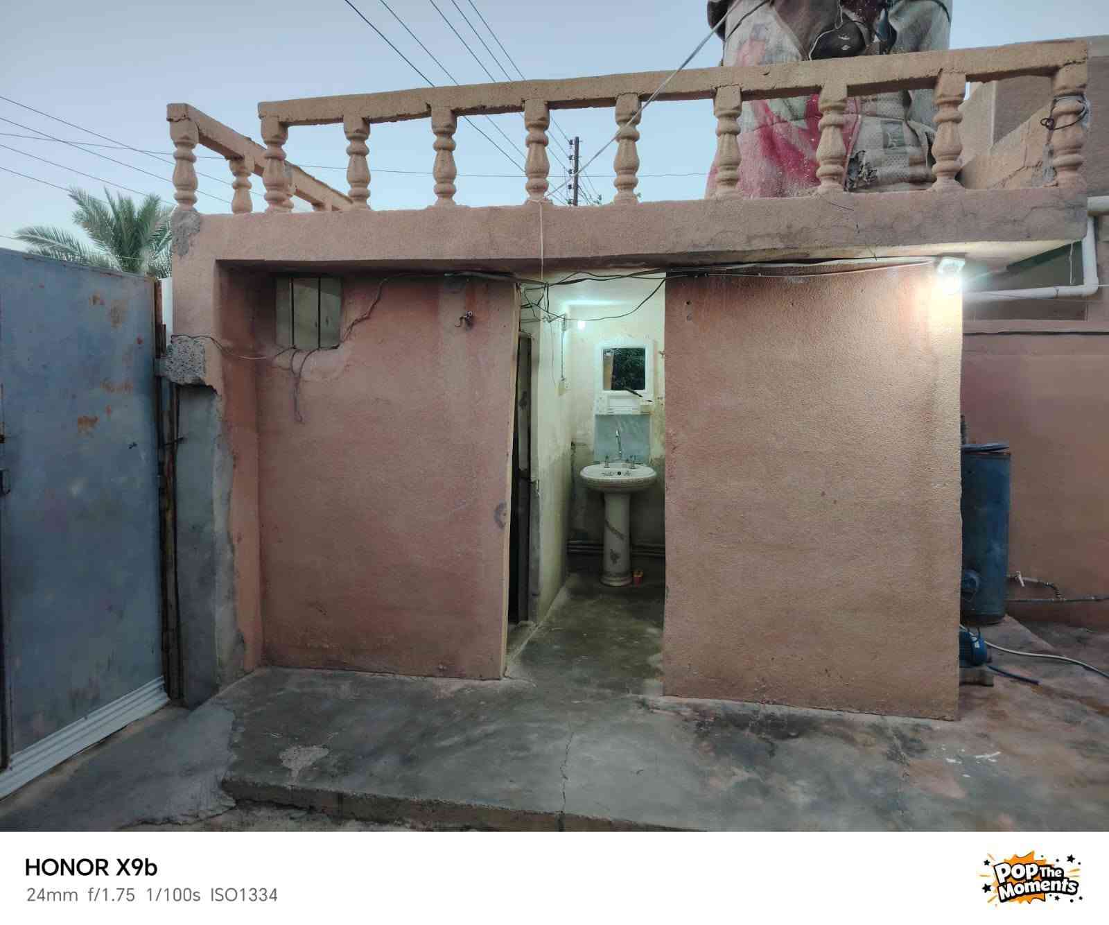 السلام عليكم للبيع بيت في الحويجة الحي العسكري مساحت القطعه 250متر طابو سند 25شرط التحويل مقابل مول فاضل قديم وهسه مول حميد قريب السايدن أول فرع السعر ٧٠مليون وبي محال ***********
