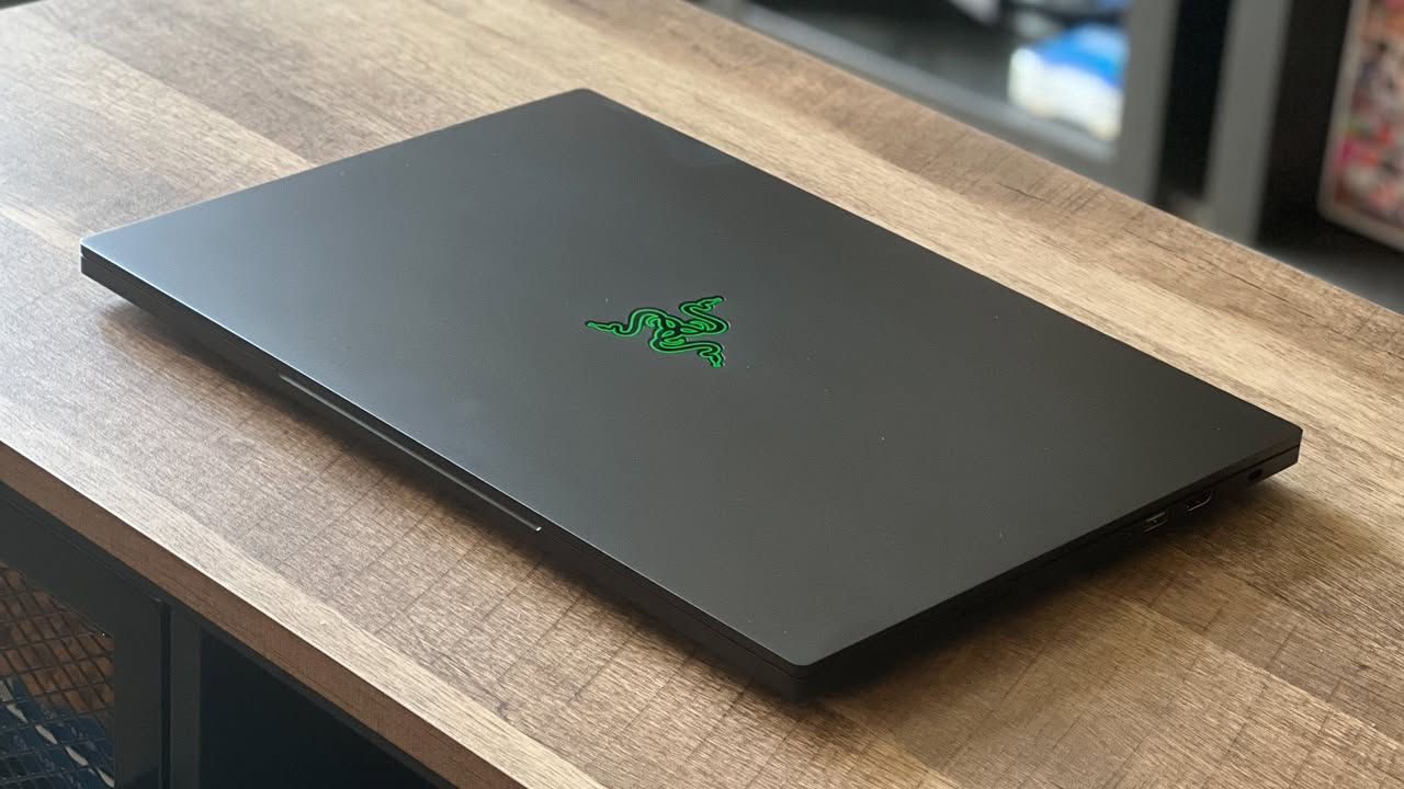 تحية طيبة للجميع ❤️

للبيع Razer Blade 15 🖤🔥 الانيق والقوي 

▪️ Core i7-13800H
معالج قوي جدًا من الجيل 13، مناسب للشغل الثقيل والألعاب والبرامج بسرعة ممتازة.

▪️ RTX 4070 8GB 140Watt✅✅ 
كارت شاشة قوي يشغل الألعاب على إعدادات عالية ويخدم بالمونتاج والتصميم بكل راحة.

▪️ RAM 16GB DDR5
رامات سريعة تساعد على السلاسة وفتح أكثر من برنامج بدون تعليق.

▪️ SSD 1TB NVMe
مساحة كبيرة وسرعة عالية جدًا بالتشغيل ونقل الملفات.

▪️ شاشة 15.6” 2.5K 240Hz
ألوان جميلة ودقة عالية جدًا، ويا 240Hz تعطي سلاسة قوية خصوصًا بالألعاب والاستخدام اليومي 🔥

▪️ تصميم Razer Premium
جسم نحيف وفخم وخامات جدًا قوية من الالمنيوم  مع إضاءة RGB جميلة.

الجهاز استعمال قليل(نظافة 100%) 
ملحقاته كاملة  كارتون +الشاحن الاصلي 
كيبورد عربي ✅✅
توصيل لكل المحافظات 
*********** |اتصال -واتساب

