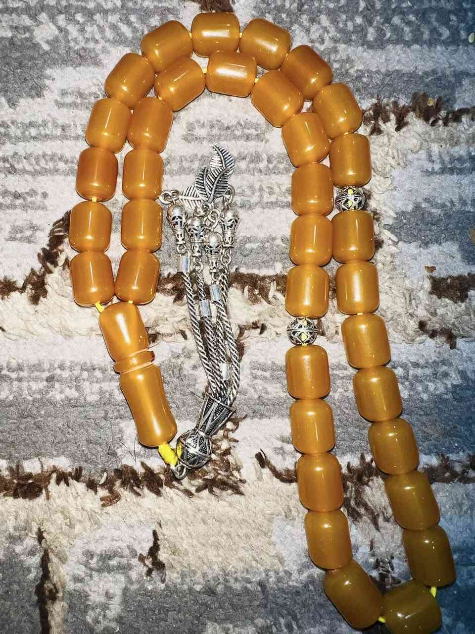 السلام عليكم
سندلس افغاني 35 خرزه معه كركوشه وفواصل فضه 
وزن السبحه 98غرام معه الفضه 
وزن الكركوشه 20 غرام
السعر 125 يوجد توصيل 
***********
