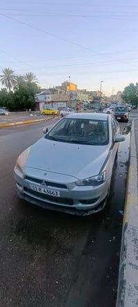 سيارة ميتسوبيشي لانسر لونها فضي للبيع. السيارة بحالة جيدة ومُحافظة عل...