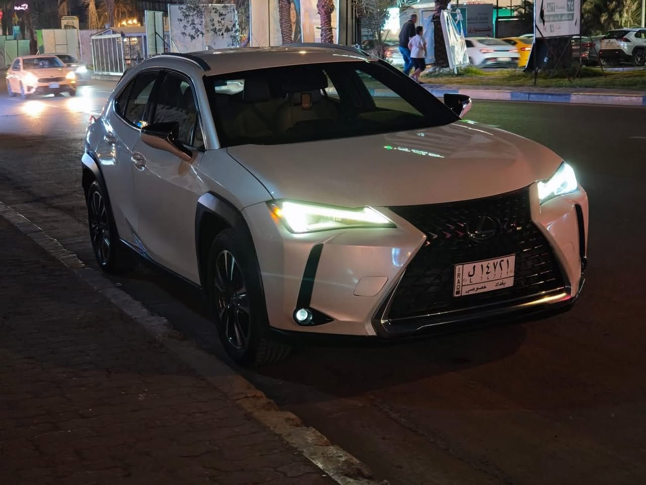 للبيع — Lexus UX 250h موديل 2023 🚘
🔥 فخامة يابانية | توفير وقود عالي جدًا | حالة ممتازة 🔥

إذا تريد سيارة نظيفة، فاخرة، واقتصادية بالبنزين وتعيش وياك سنين بدون وجع راس — هذه هي الخيار المثالي 👌

🔹 الموديل: Lexus UX 250h
🔹 السنة: 2023
🔹 الفئة: Base
🔹 المحرك: 2.0 لتر — 4 سلندر هايبرد (بنزين + كهرباء)
🔹 القوة: حوالي 181 حصان
🔹 القير: أوتوماتيك CVT ناعم جدًا
🔹 اللون: أبيض لؤلؤي أنيق 🤍
🔹 الممشى: قليل جدًا (حوالي 37كم فقط)

🌟 أهم المواصفات:

✔ نظام هايبرد موفر للوقود — مناسب للزحام والطرق السريعة
✔ صرفية ممتازة جدًا:
 • داخل المدينة تقريبًا 1 لتر لكل 18–20 كم
 • على الطريق السريع حتى 1 لتر لكل 22 كم
✔ أنظمة أمان متكاملة Lexus Safety System+
 • رادار أمامي
 • مثبت سرعة ذكي
 • تحذير خروج عن المسار
 • نظام منع الاصطدام
✔ شاشة معلومات وترفيه
✔ تشغيل بصمة / زر
✔ مكيف قوي جدًا
✔ هدوء داخل المقصورة + عزل ممتاز
✔ مقاعد مريحة بخامات راقية
✔ سيارة مثالية للاستخدام اليومي والسفر

📦 المساحة:

🔸 5 ركاب
🔸 صندوق خلفي عملي جدًا للبيت والسفر

💎 السيارة تجمع بين الفخامة + الاعتمادية + التوفير
💎 تكاليف تشغيل منخفضة جدًا مقارنة بسيارات بنفس الفئة
💎 خيار ممتاز للمدينة والطرق الطويلة

💰 السعر: ( 220) — قابل للتفاوض بالمعقول
📞 للتواصل: (‭0774 453 5569‬)
