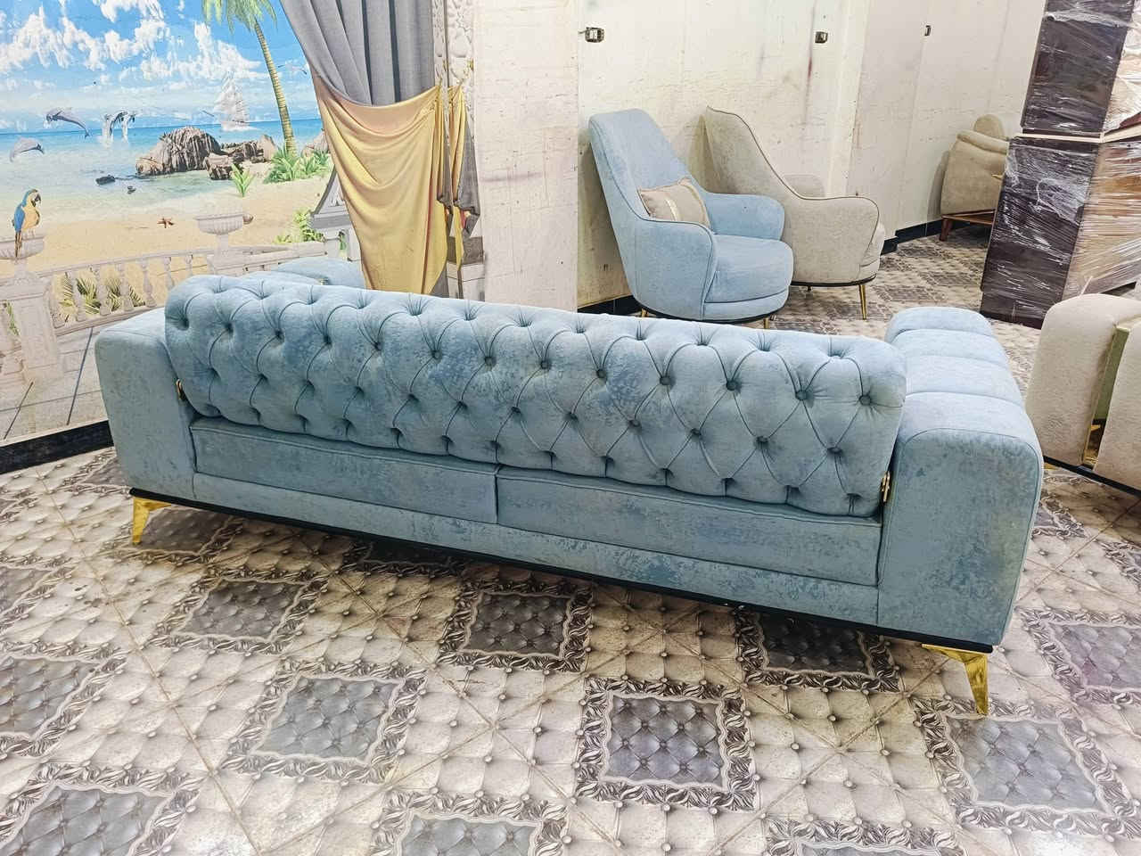 بقدم لكم انتريه مودرن عموله خشب زان احمر شغل خارج فلل مكون من كنبتين وكرسين الكنبه الكبيره  الظهر بيلف سرير لورا جاي سفنج سوفت القاعده والظهر والمخدع راكب قماش مستورد ينفع العريس او العروسه جاهز على الفرش على طول


**إذا كنت صاحب هذا الإعلان وتريد حذفه لأي سبب، رجاءا أرسل رسالة إلى الدعم الفني**