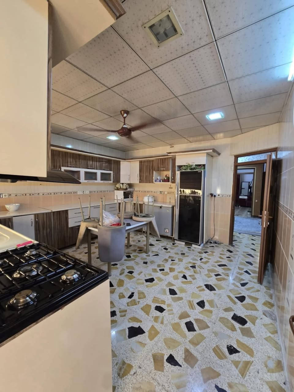 اعلان رقم (1706)📢📢📢
———————-
دار للبیع مساحة 220 متر 
فول سيراميك بناء حدیث 
غرفتین نوم، هول، استقبال ، مطبغ ، صحيات
مع بیتونه جبیر
الموقع الحرية 
قرب جامع ئاشتي 
الموقع مميز جدآ جدآ
فول خدمات 
قریب سوك قریب مدارس قریب شارع العام
استفسار
***********
***********
