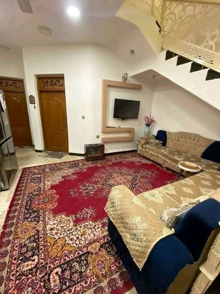 السلام عليكم 
دار 150 م للبيع   بناء حديث واجهة 7.5 متر
يحتوي على 5 غرف نوم  وصالة ومطبخ وخدمات 
حي الجهاد ديوان المخابرات
للأستفسار ☎️ *********** 
وات ساب